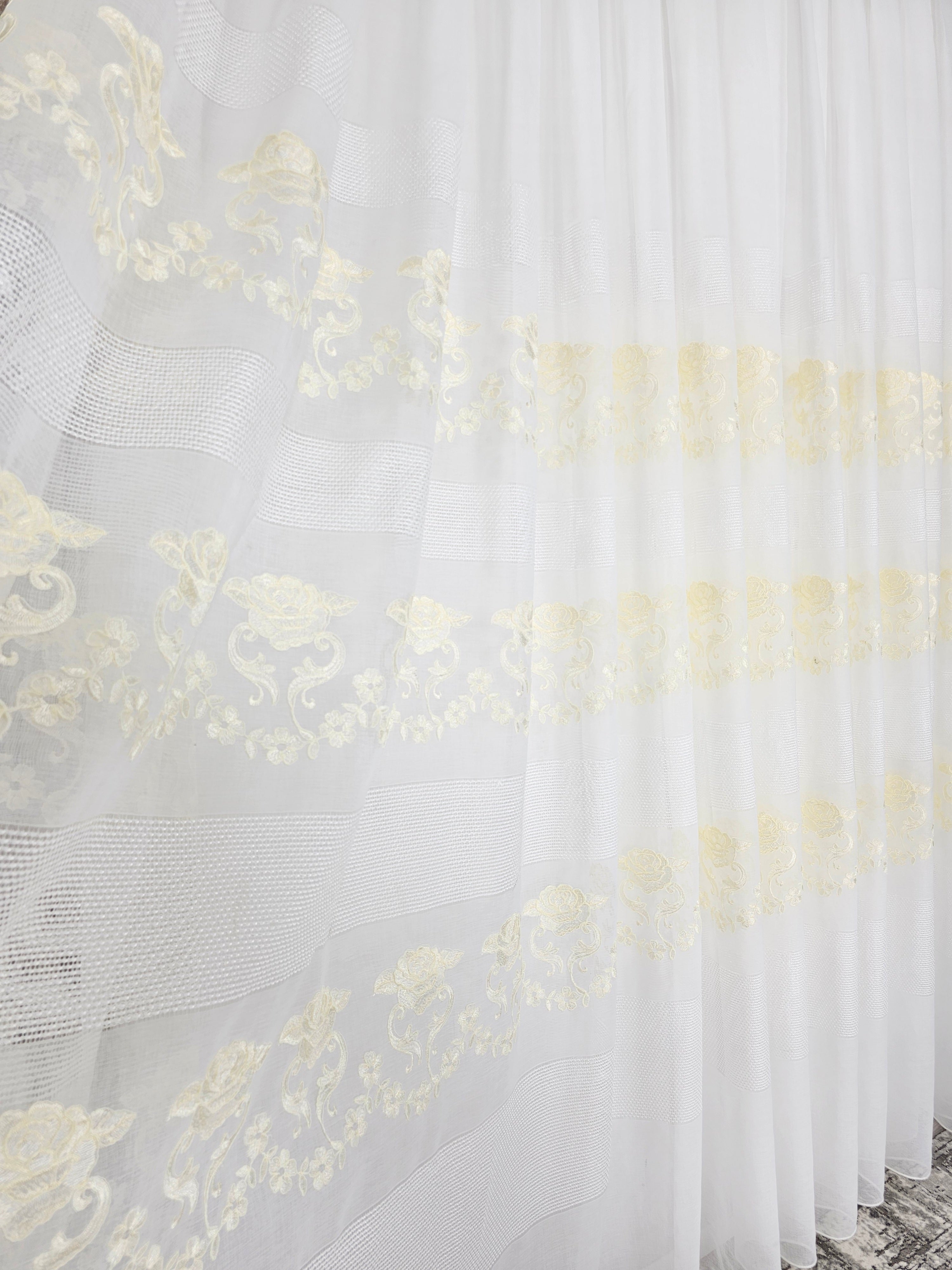 Set Draga: perdea alba cu broderie sparta și flori crem si draperie tip vopsea decorativa bej