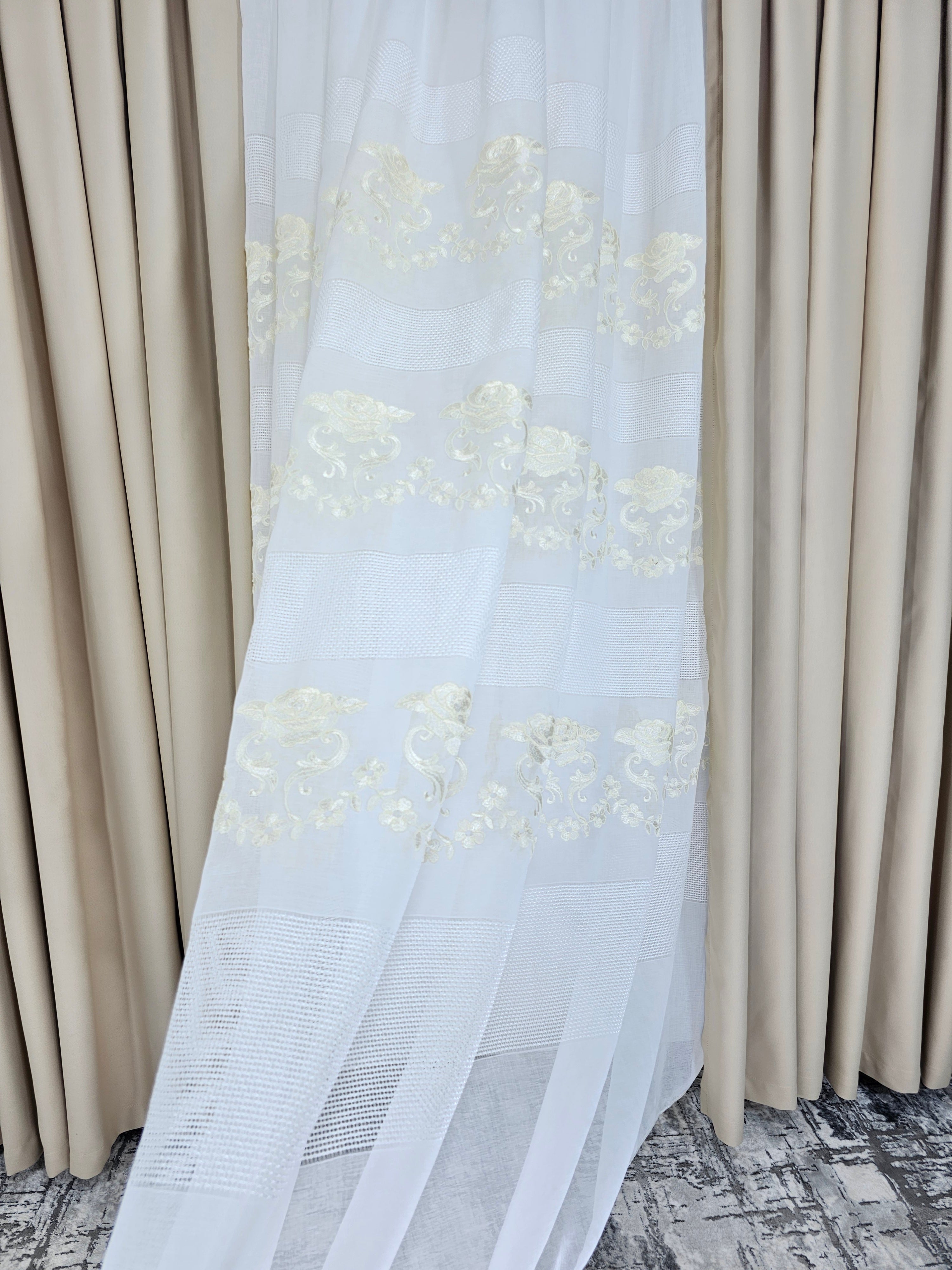 Set  Dorina: perdea din material plin ca textura cu broderie sparta si draperie crem uni