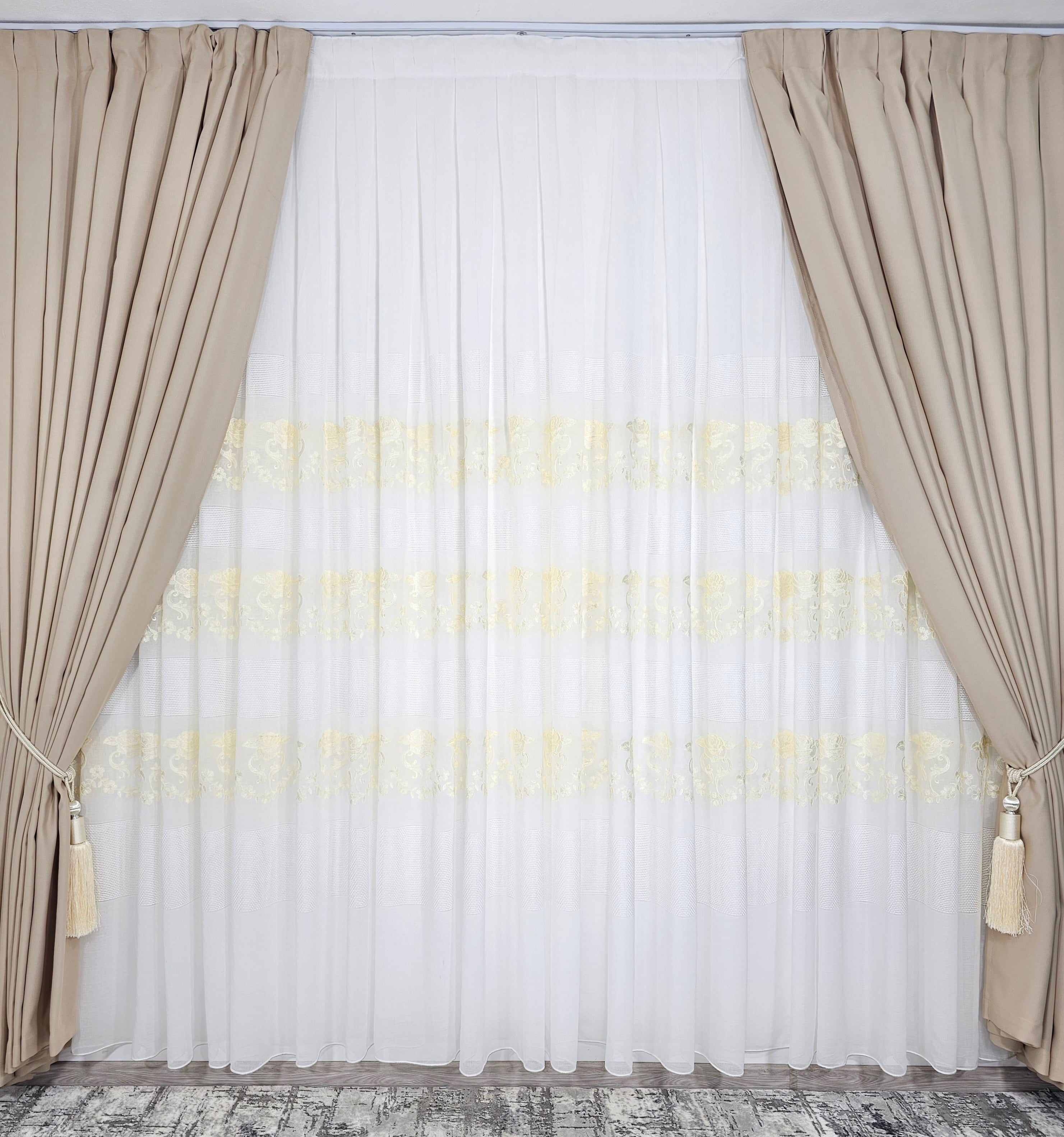 Set  Dorina: perdea din material plin ca textura cu broderie sparta si draperie crem uni