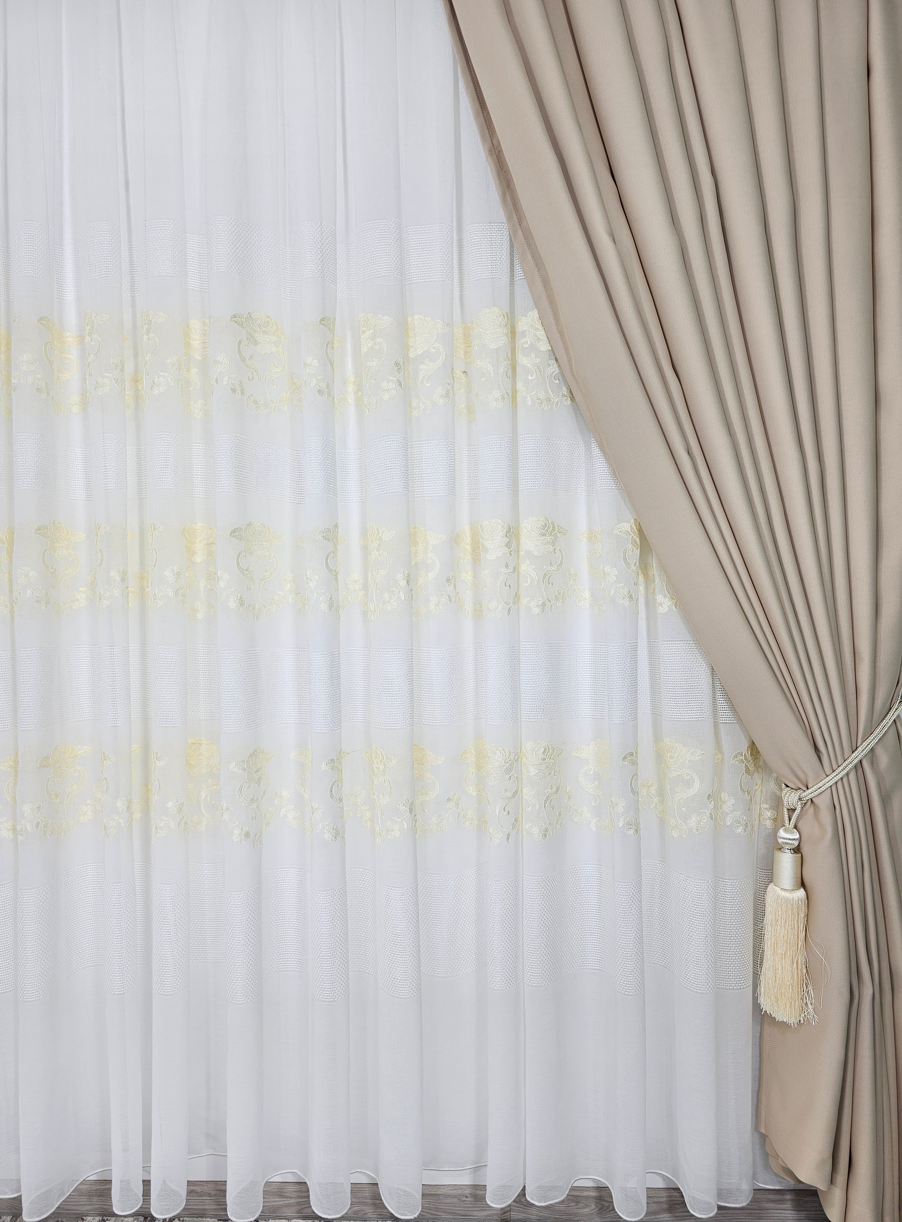 Set  Dorina: perdea din material plin ca textura cu broderie sparta si draperie crem uni