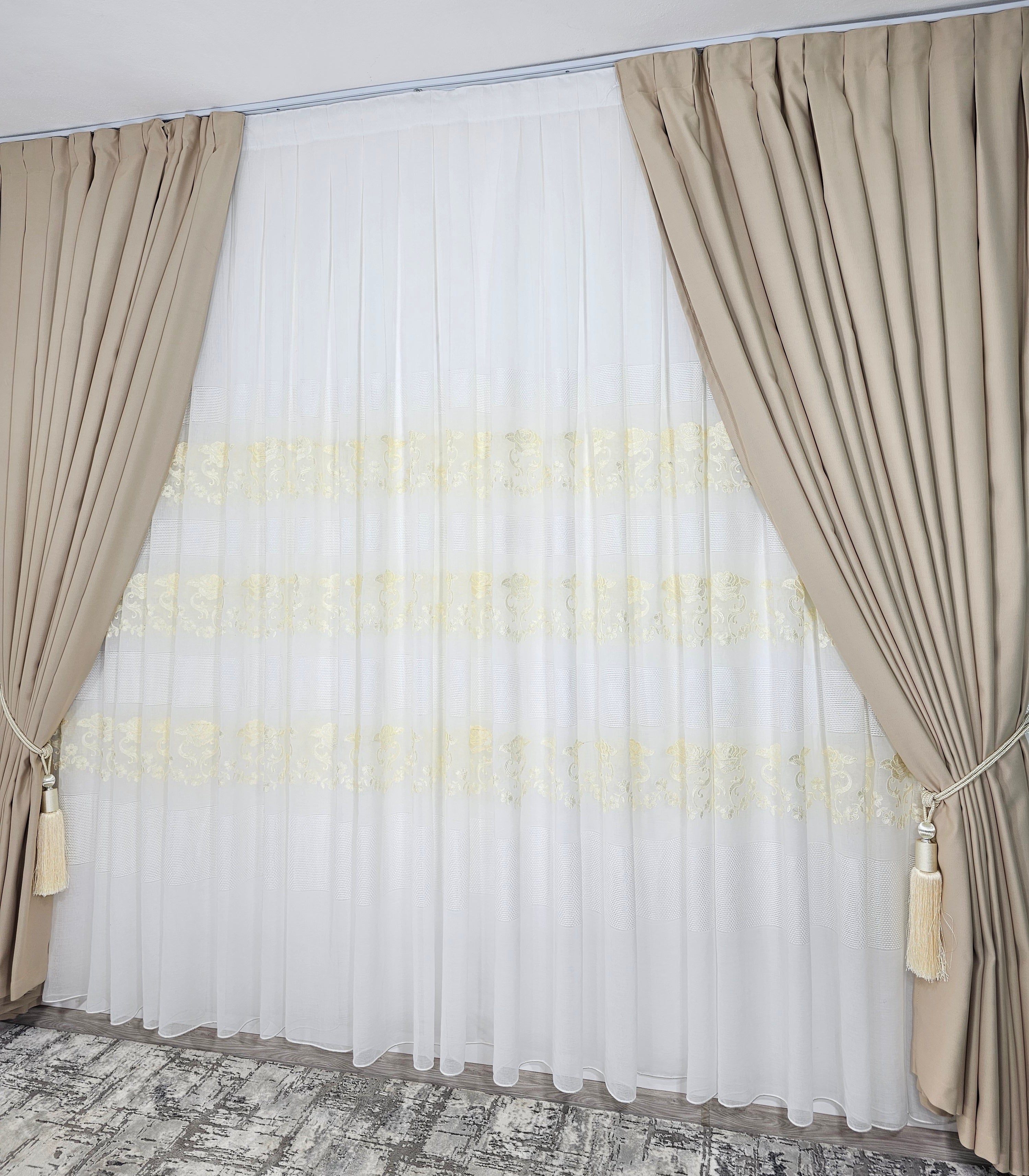 Set  Dorina: perdea din material plin ca textura cu broderie sparta si draperie crem uni