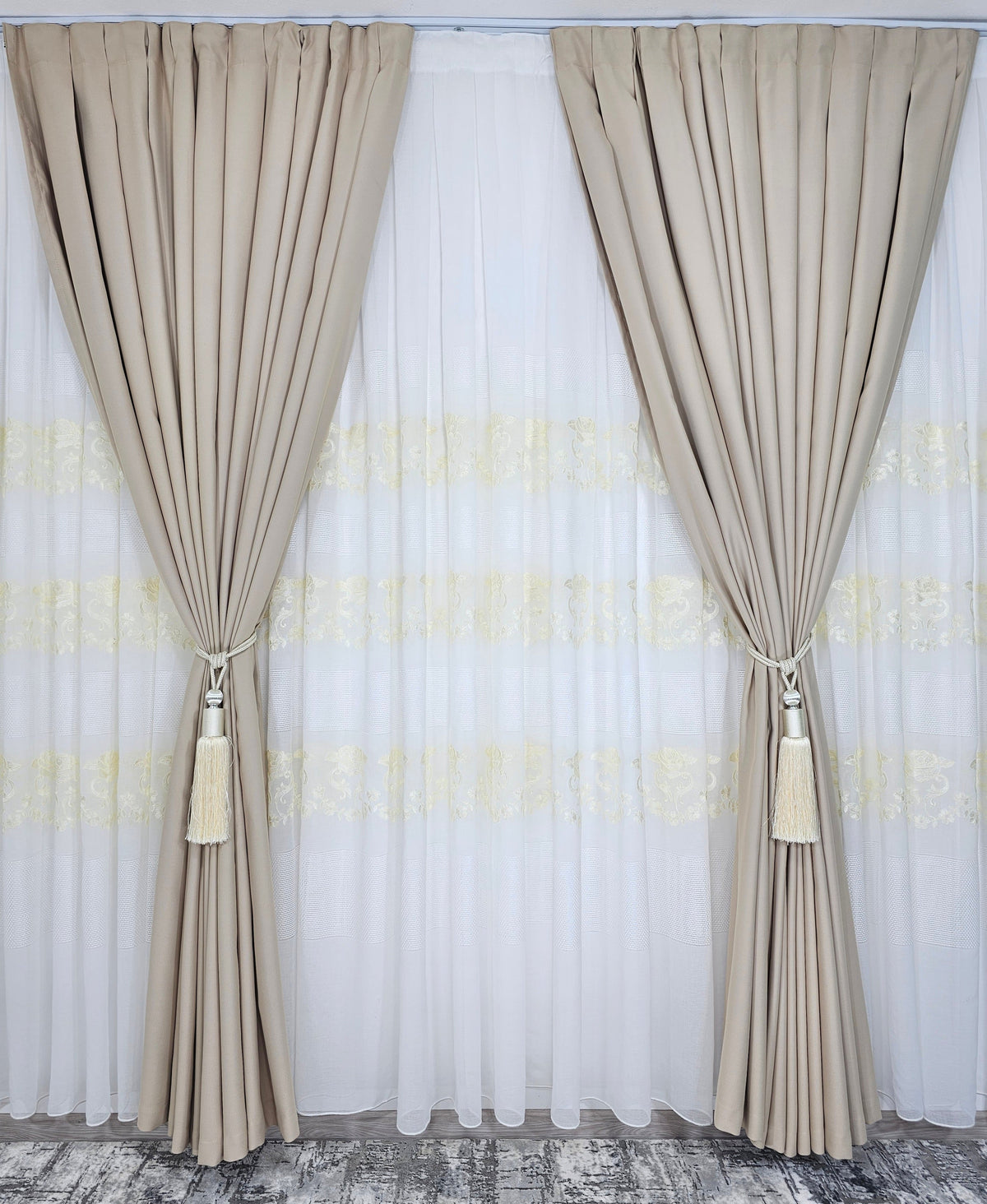 Set  Dorina: perdea din material plin ca textura cu broderie sparta si draperie crem uni