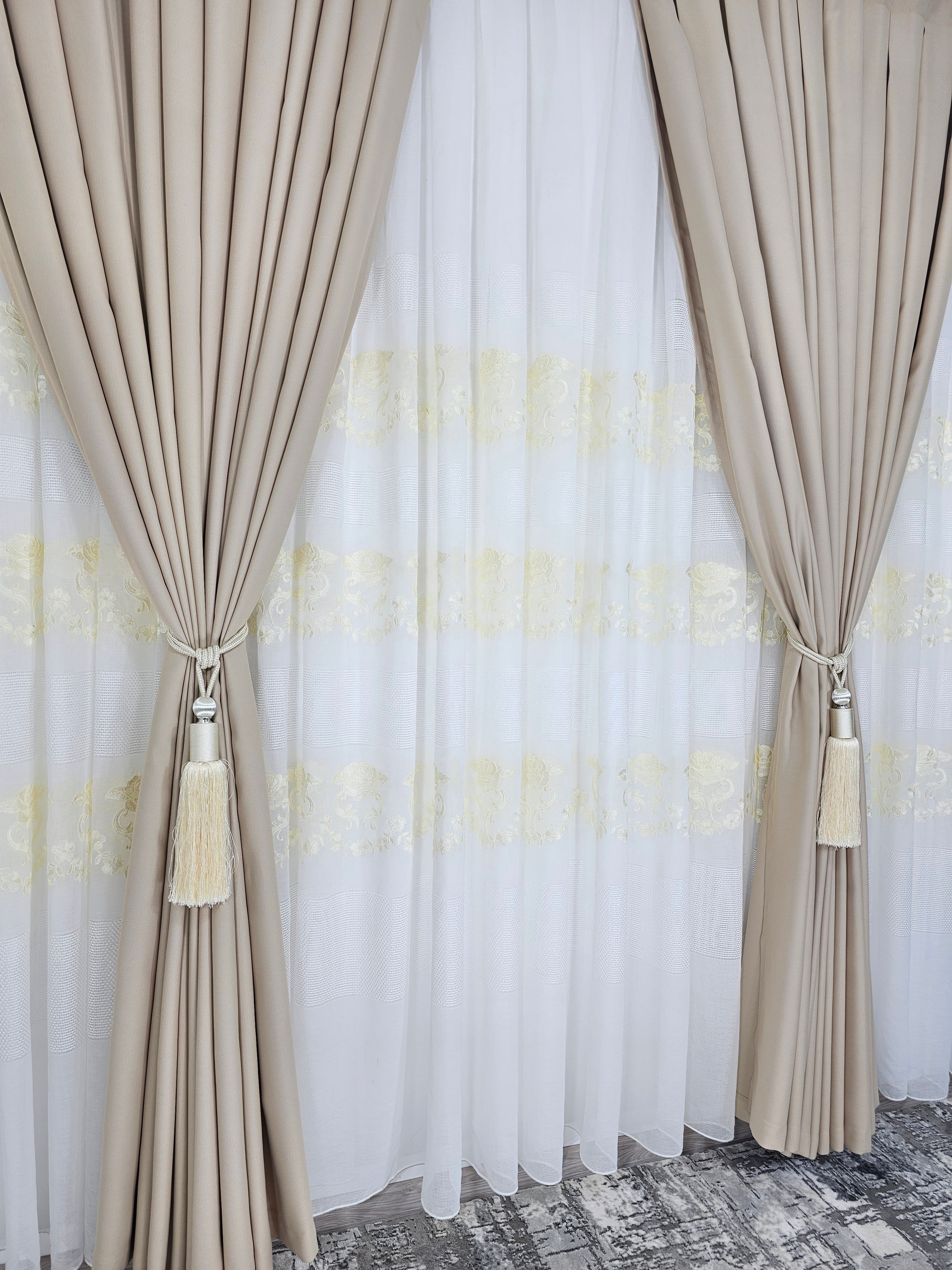Set  Dorina: perdea din material plin ca textura cu broderie sparta si draperie crem uni