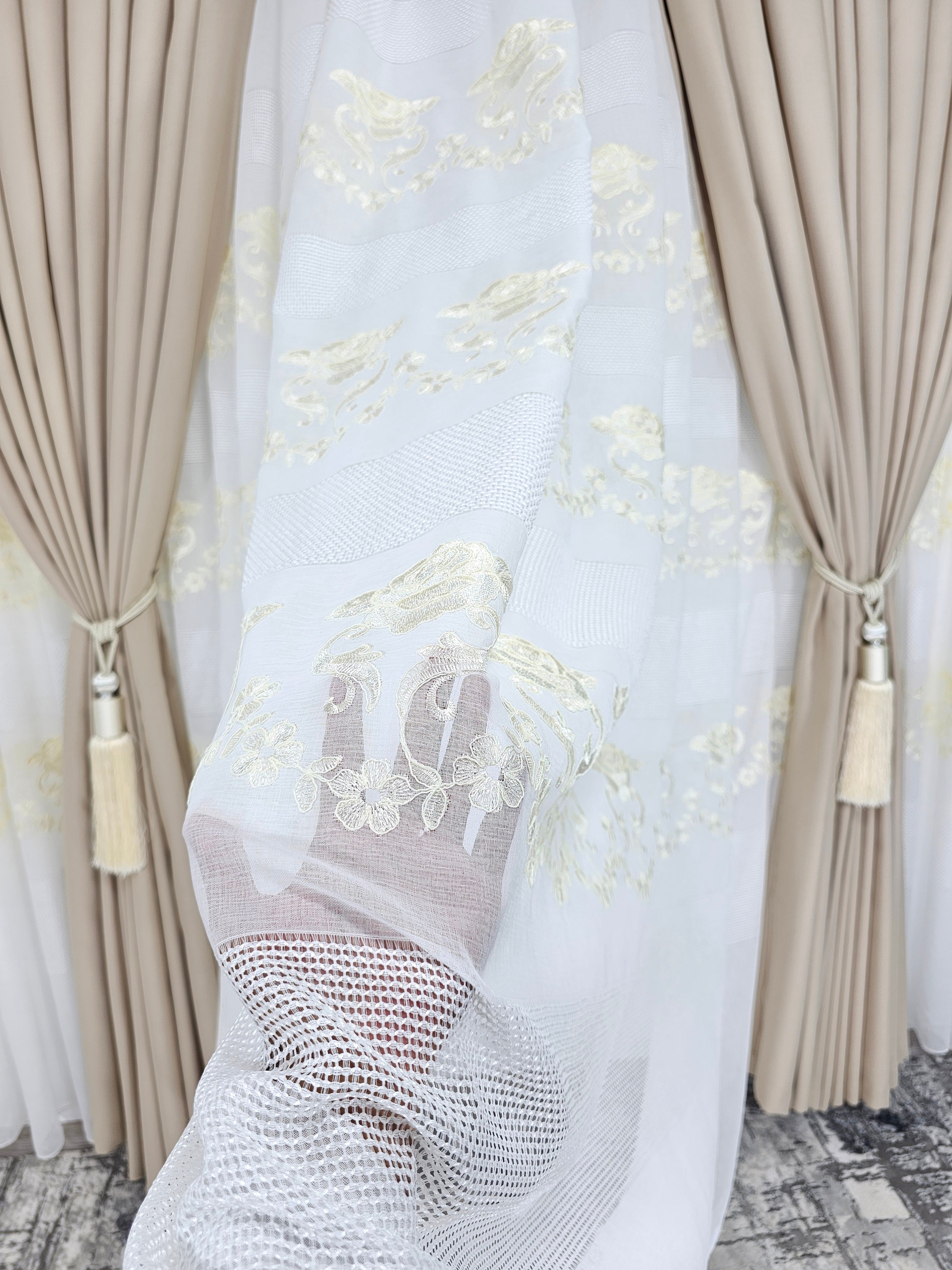 Set  Dorina: perdea din material plin ca textura cu broderie sparta si draperie crem uni
