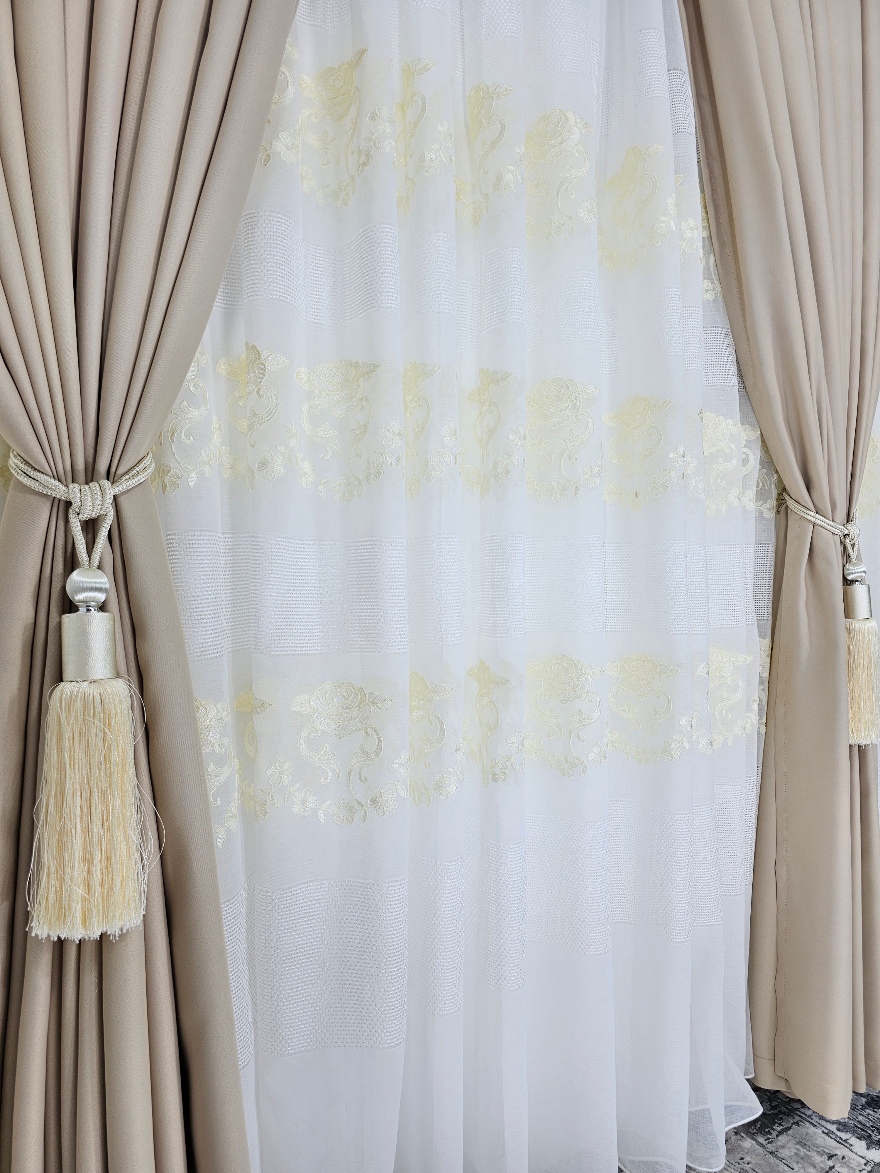 Set  Dorina: perdea din material plin ca textura cu broderie sparta si draperie crem uni