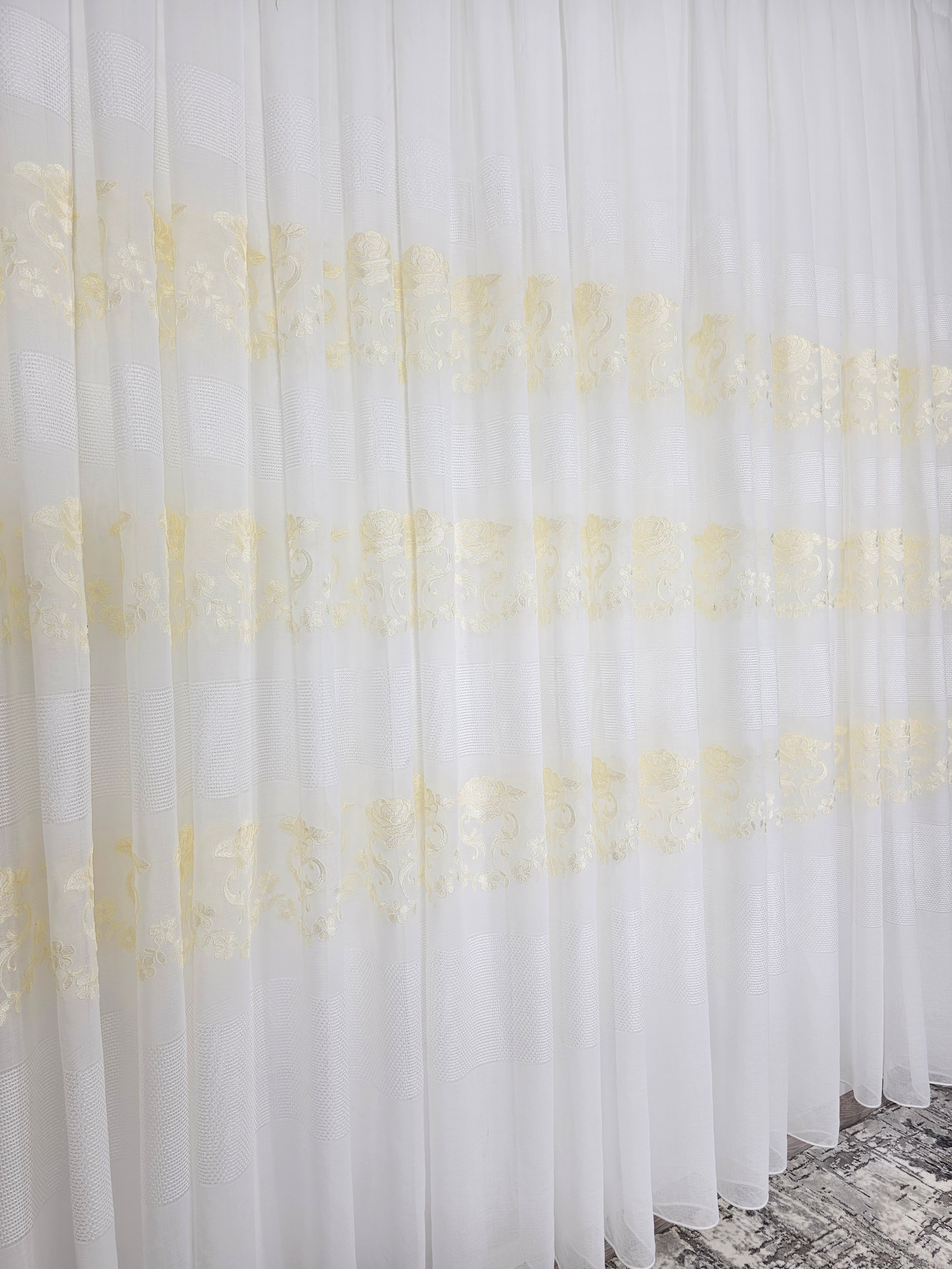 Set  Dorina: perdea din material plin ca textura cu broderie sparta si draperie crem uni