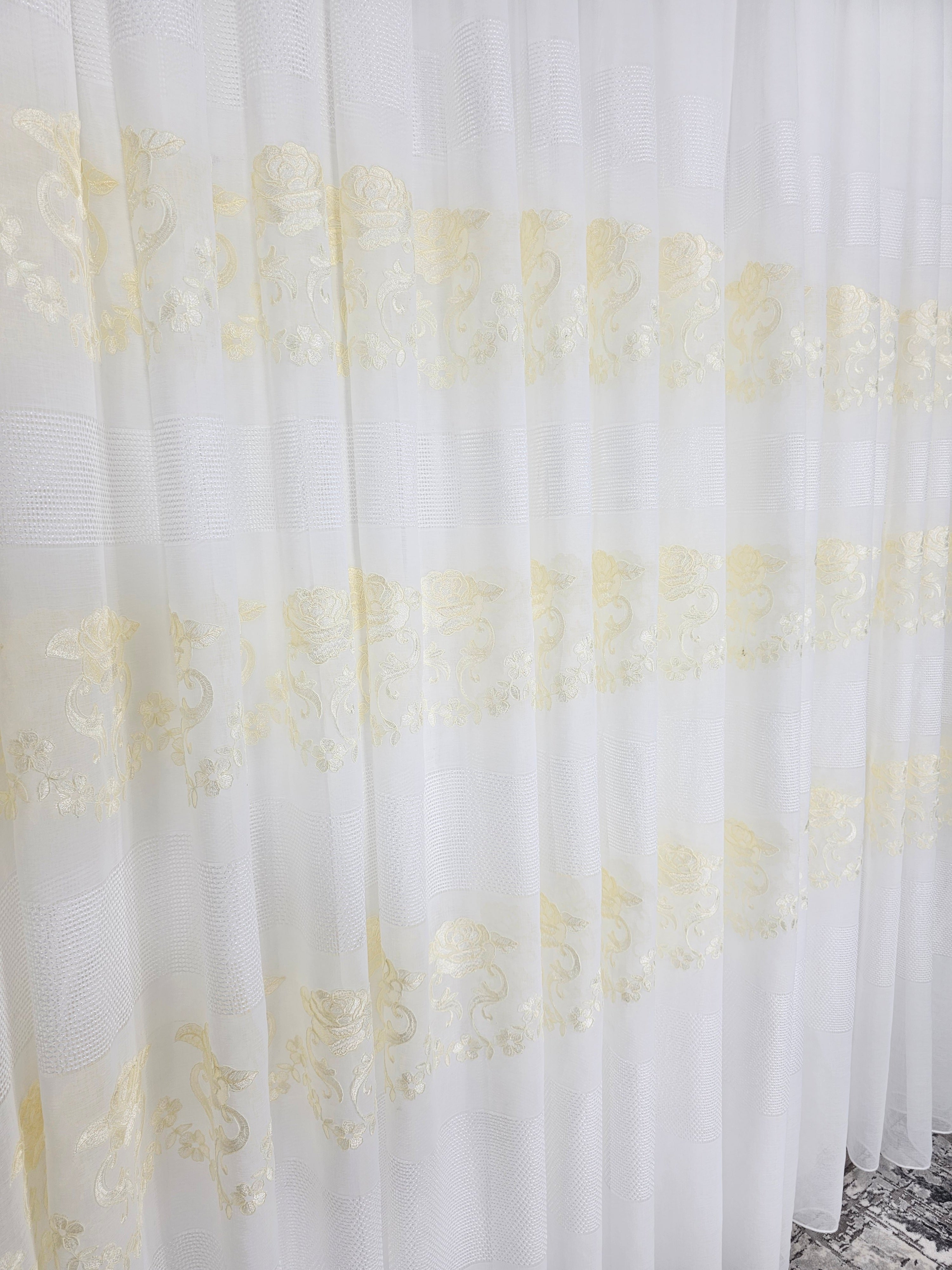 Set  Dorina: perdea din material plin ca textura cu broderie sparta si draperie crem uni