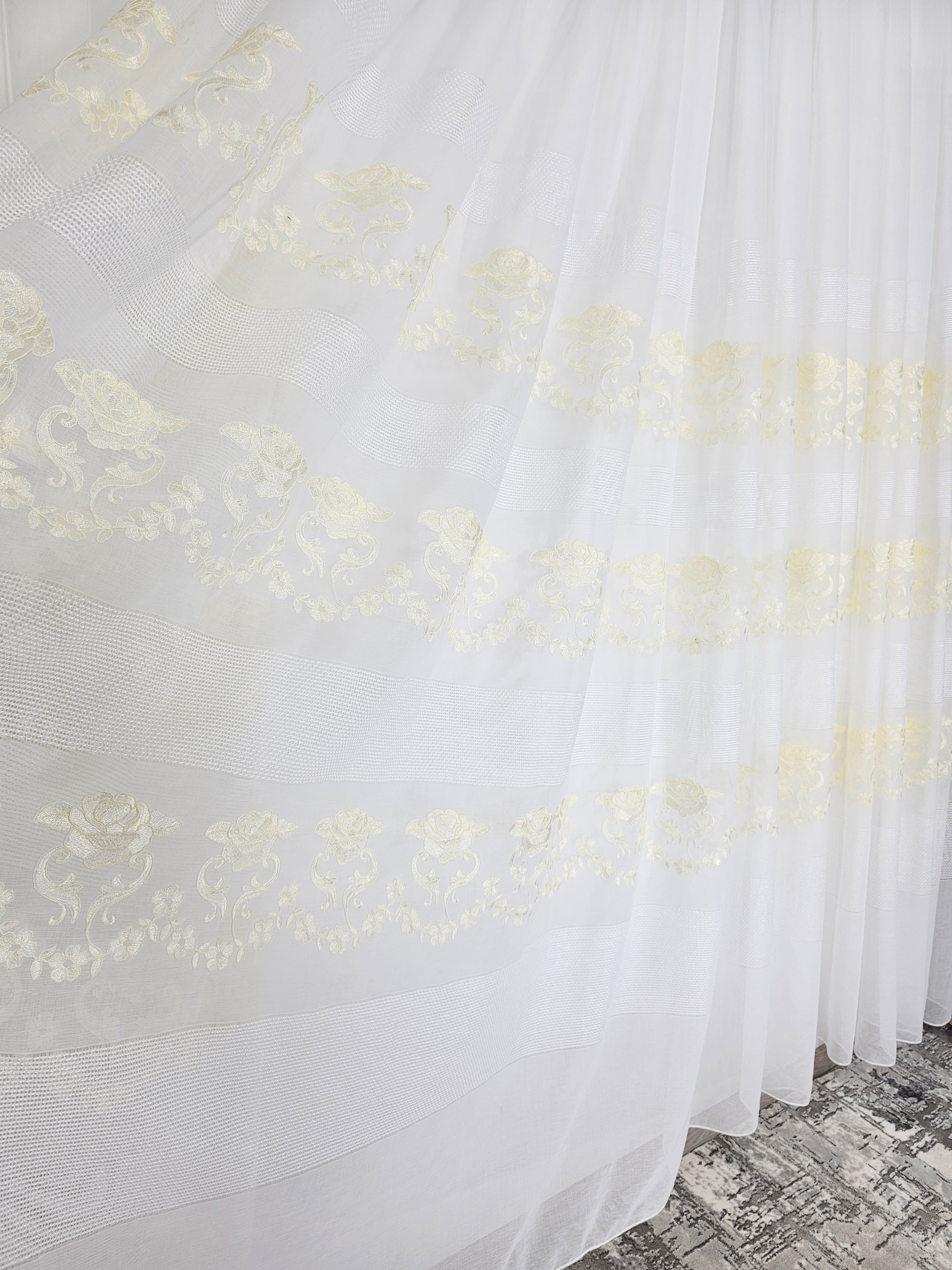 Set  Dorina: perdea din material plin ca textura cu broderie sparta si draperie crem uni