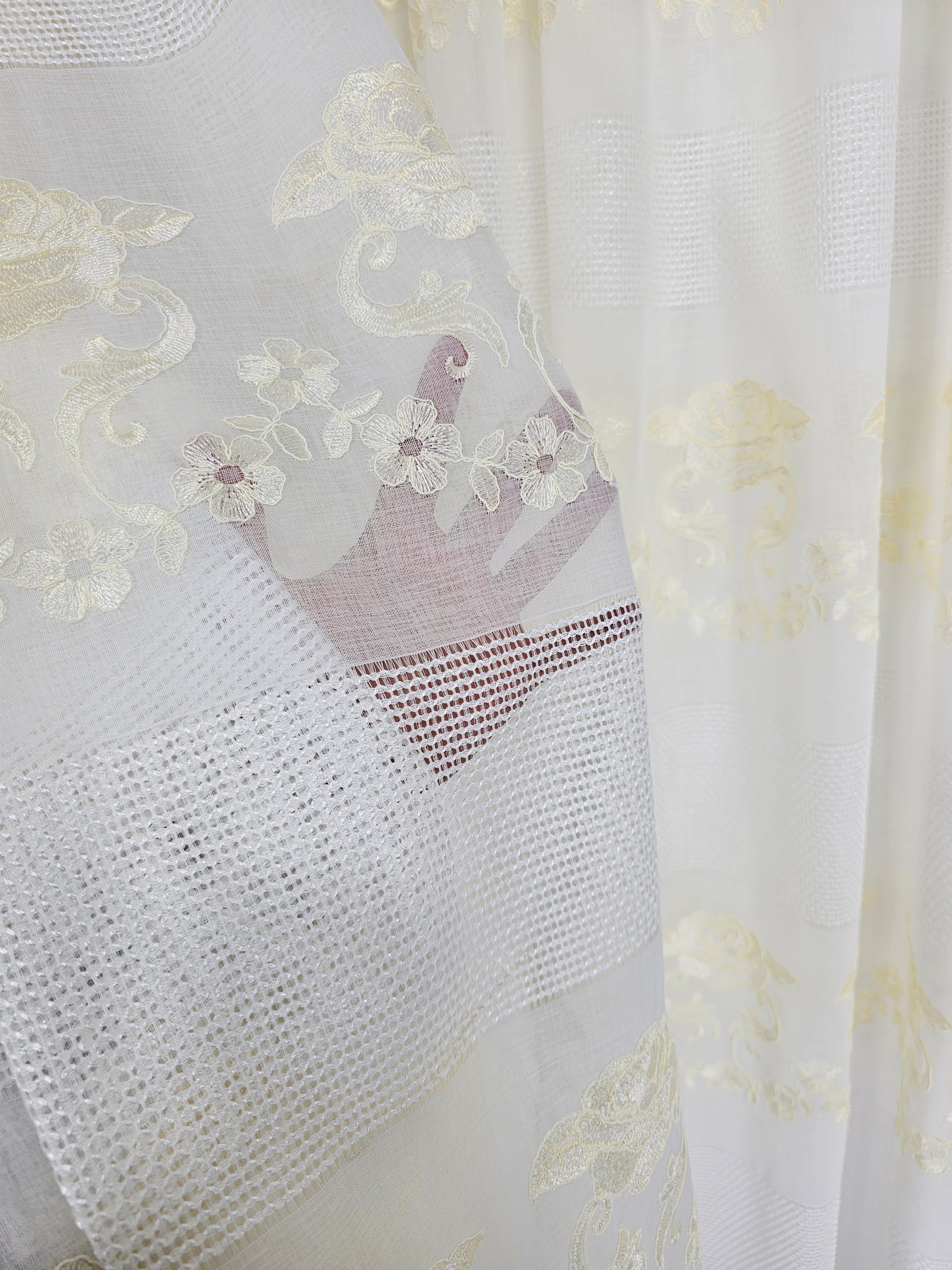 Set  Dorina: perdea din material plin ca textura cu broderie sparta si draperie crem uni