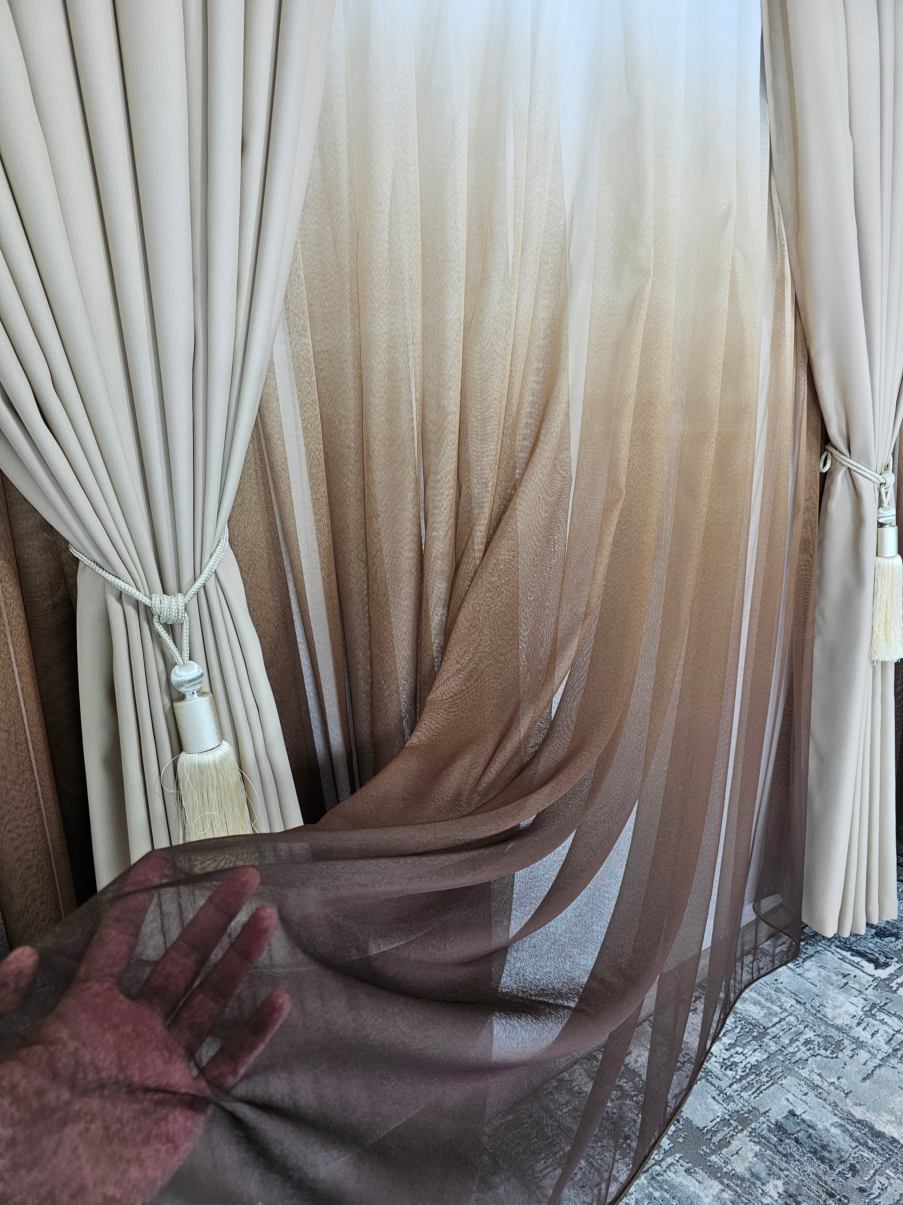 Set Sahara: perdea maro in degrade si draperie crem blackout 80%