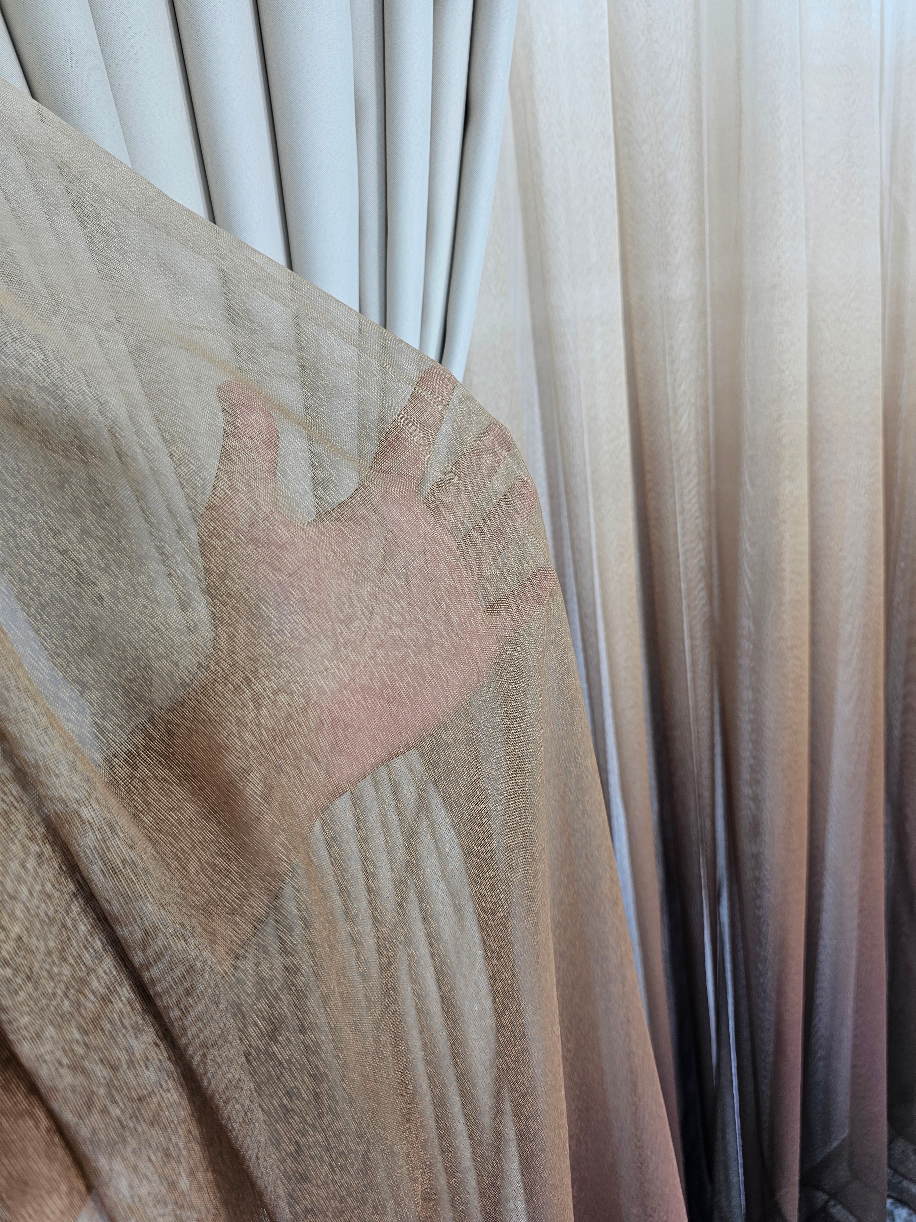 Set Sahara: perdea maro in degrade si draperie crem blackout 80%