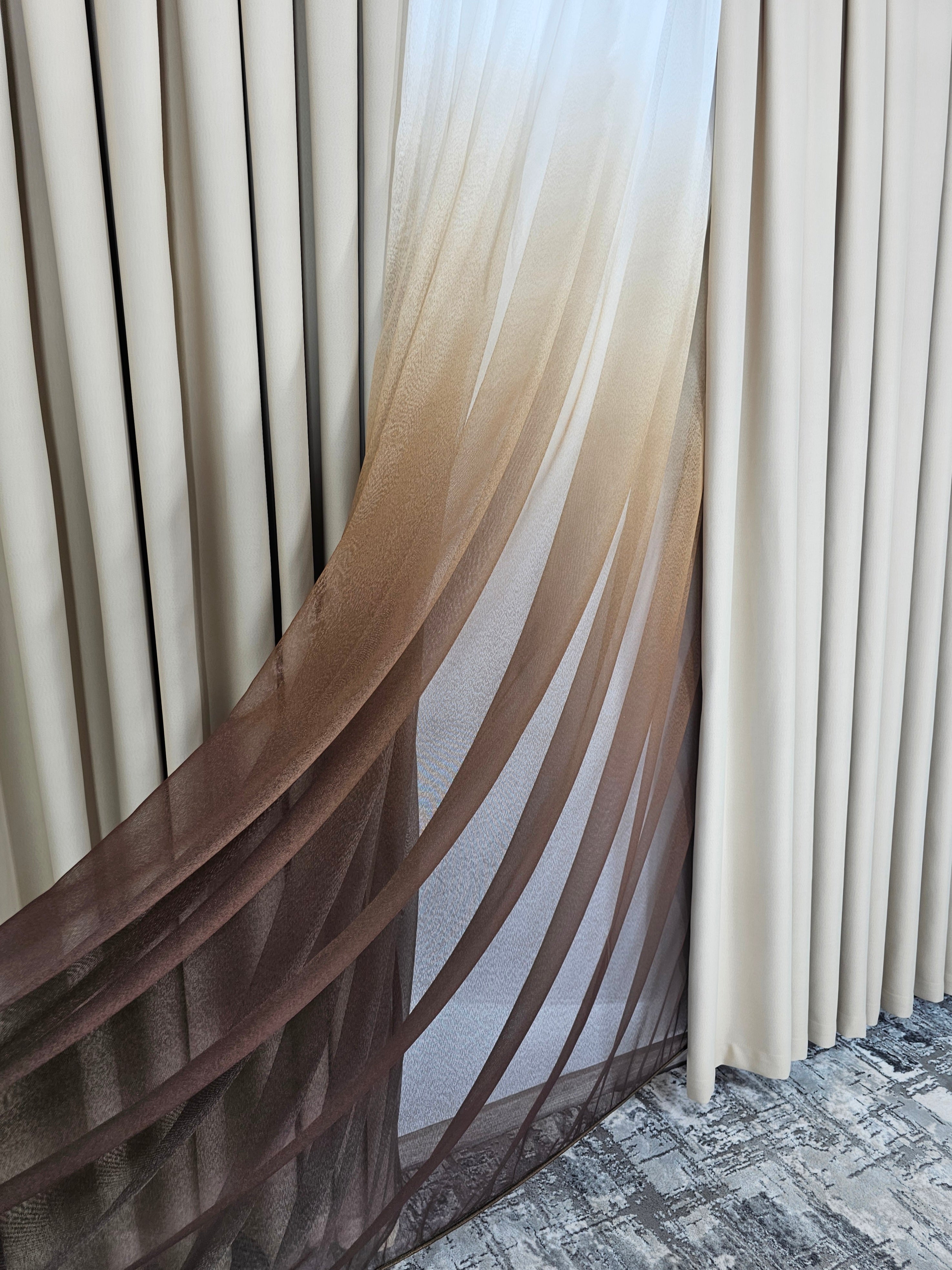 Set Sahara: perdea maro in degrade si draperie crem blackout 80%