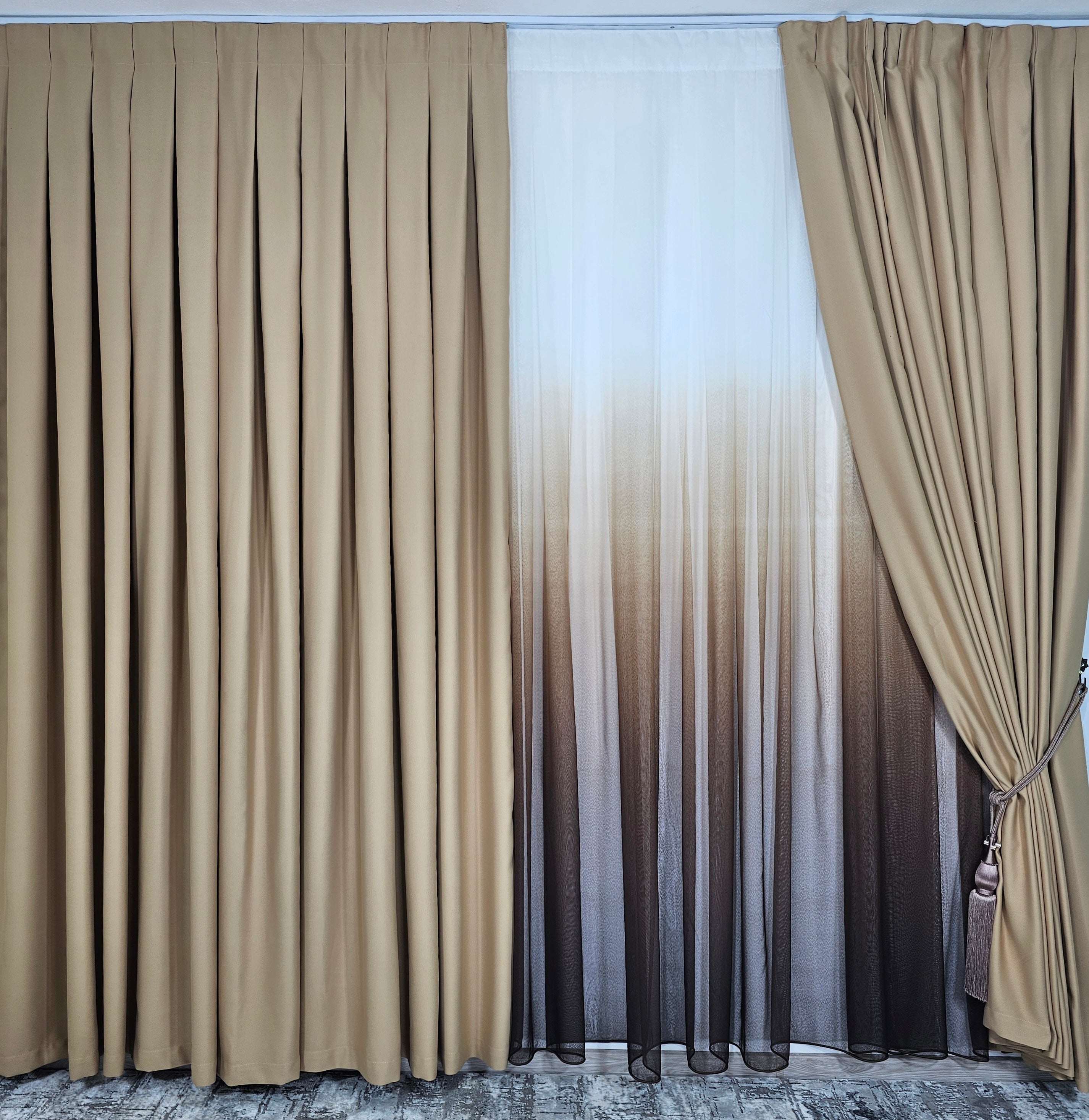 Set Mira: perdea maro in degrade si draperie capucino blackout 98%