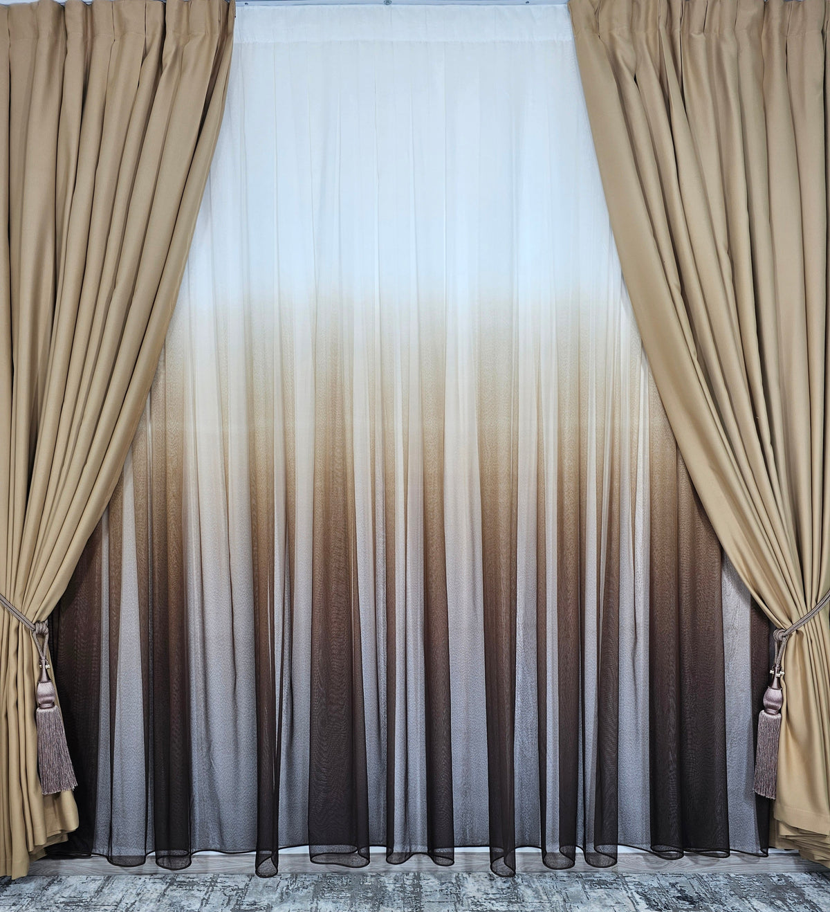 Set Mira: perdea maro in degrade si draperie capucino blackout 98%