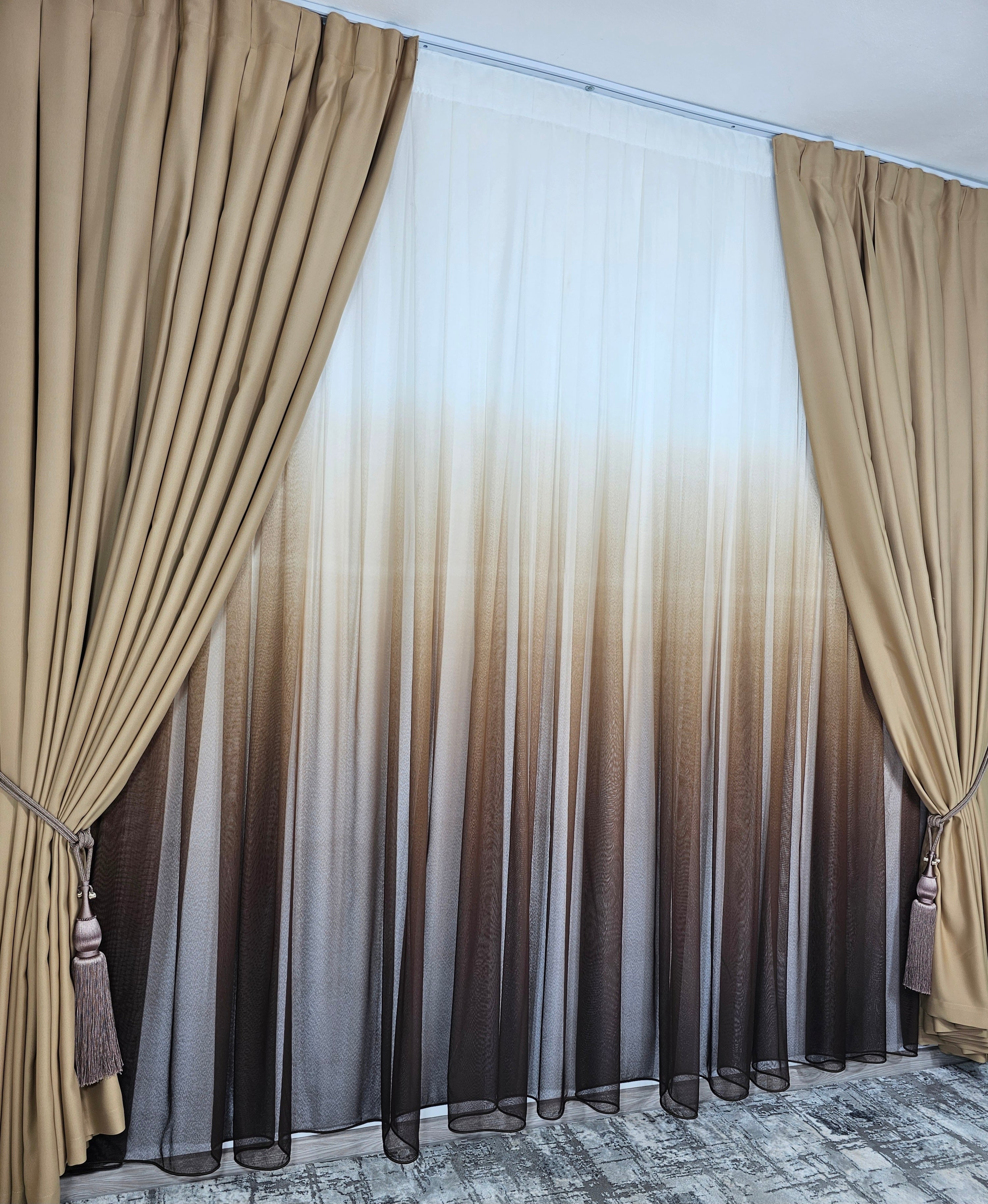 Set Mira: perdea maro in degrade si draperie capucino blackout 98%
