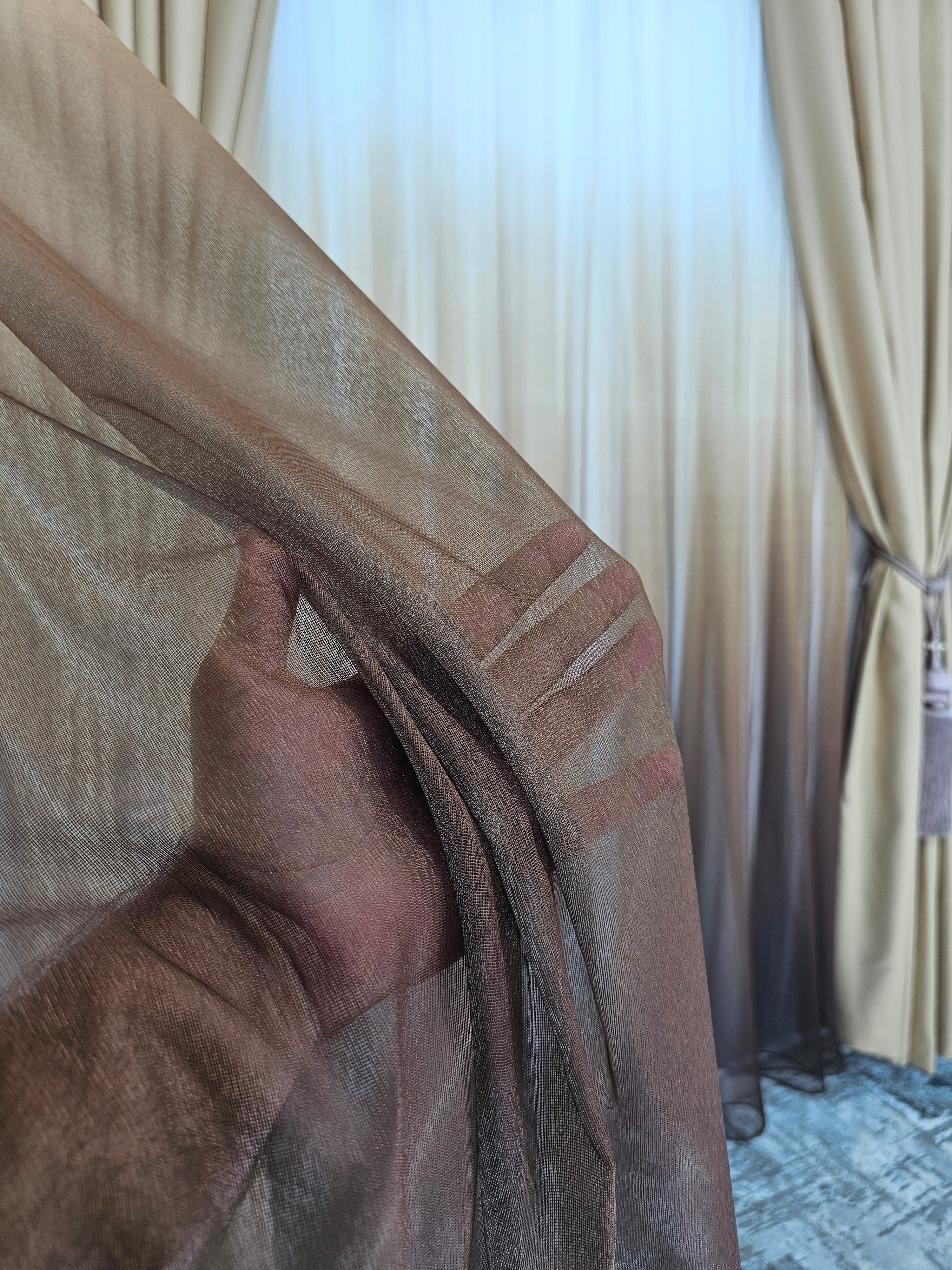 Set Mira: perdea maro in degrade si draperie capucino blackout 98%