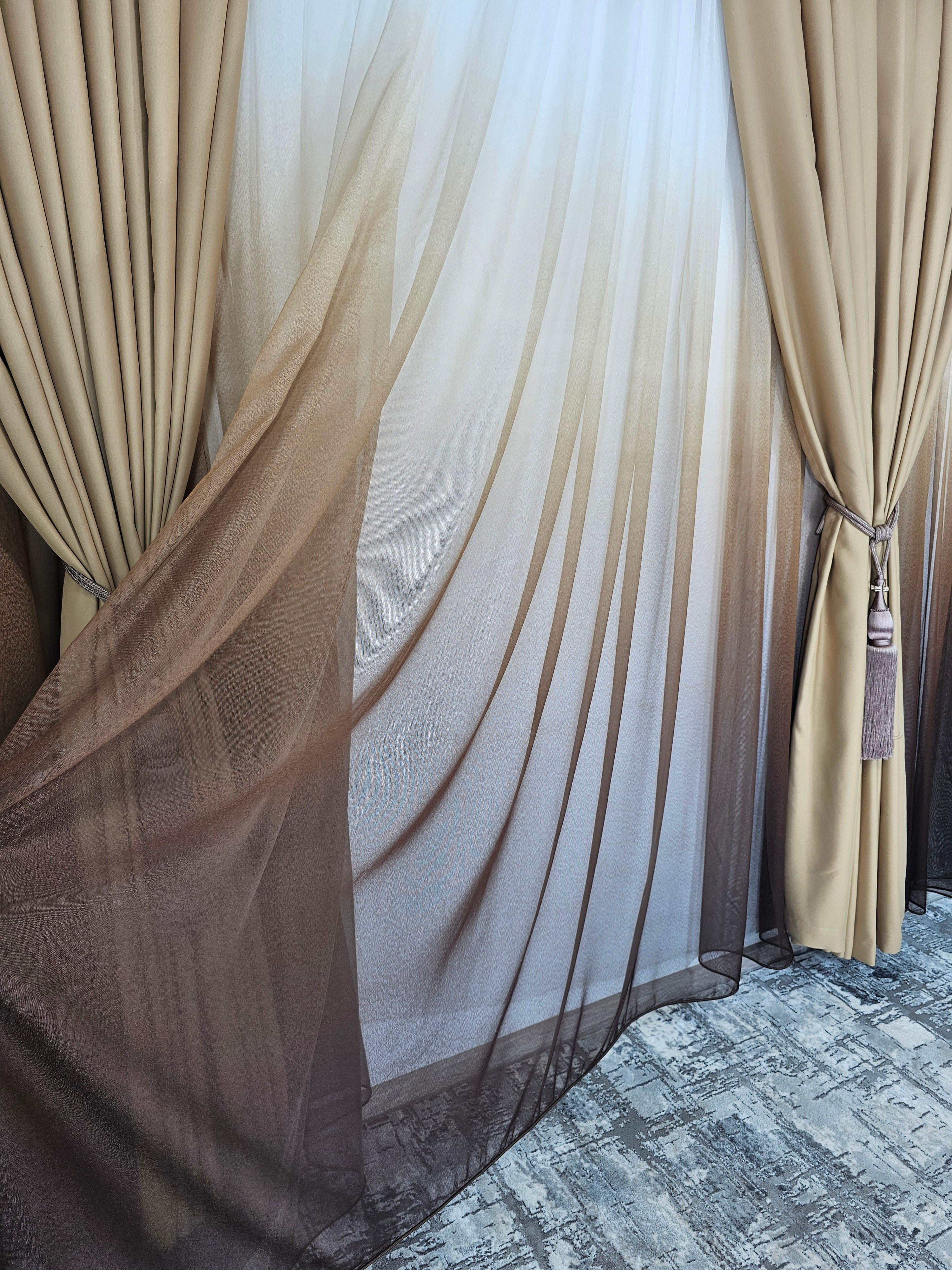 Set Mira: perdea maro in degrade si draperie capucino blackout 98%