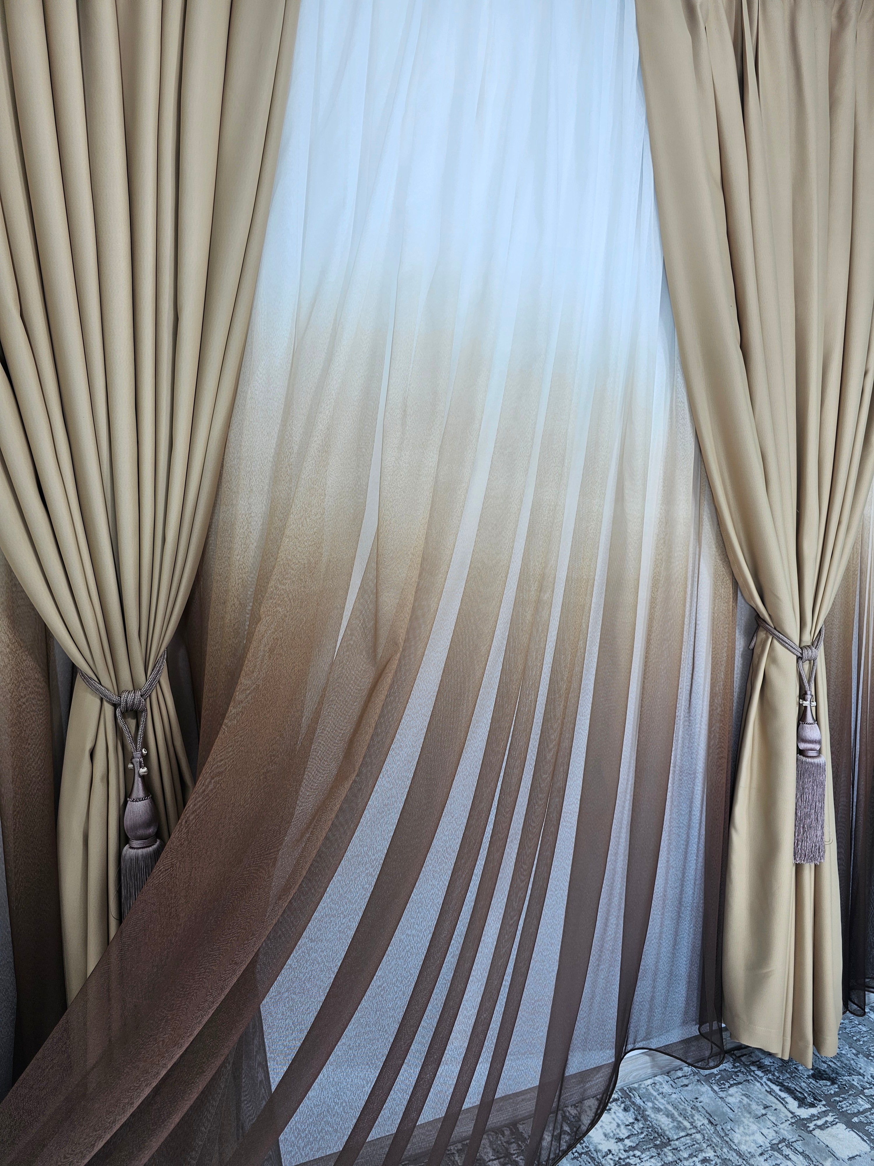 Set Mira: perdea maro in degrade si draperie capucino blackout 98%