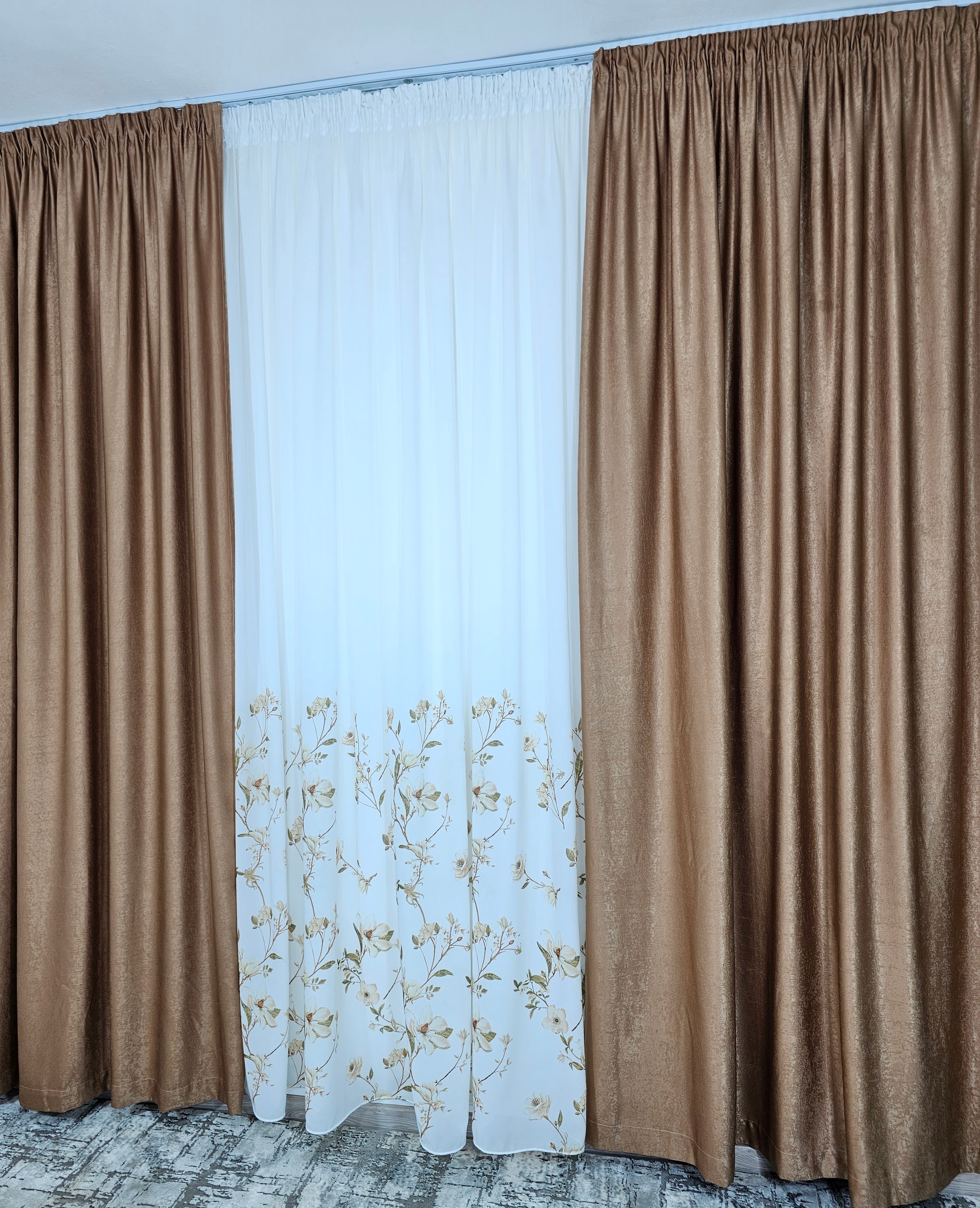 Set Viola: perdea din matase pictata cu flori si draperie soft capucino