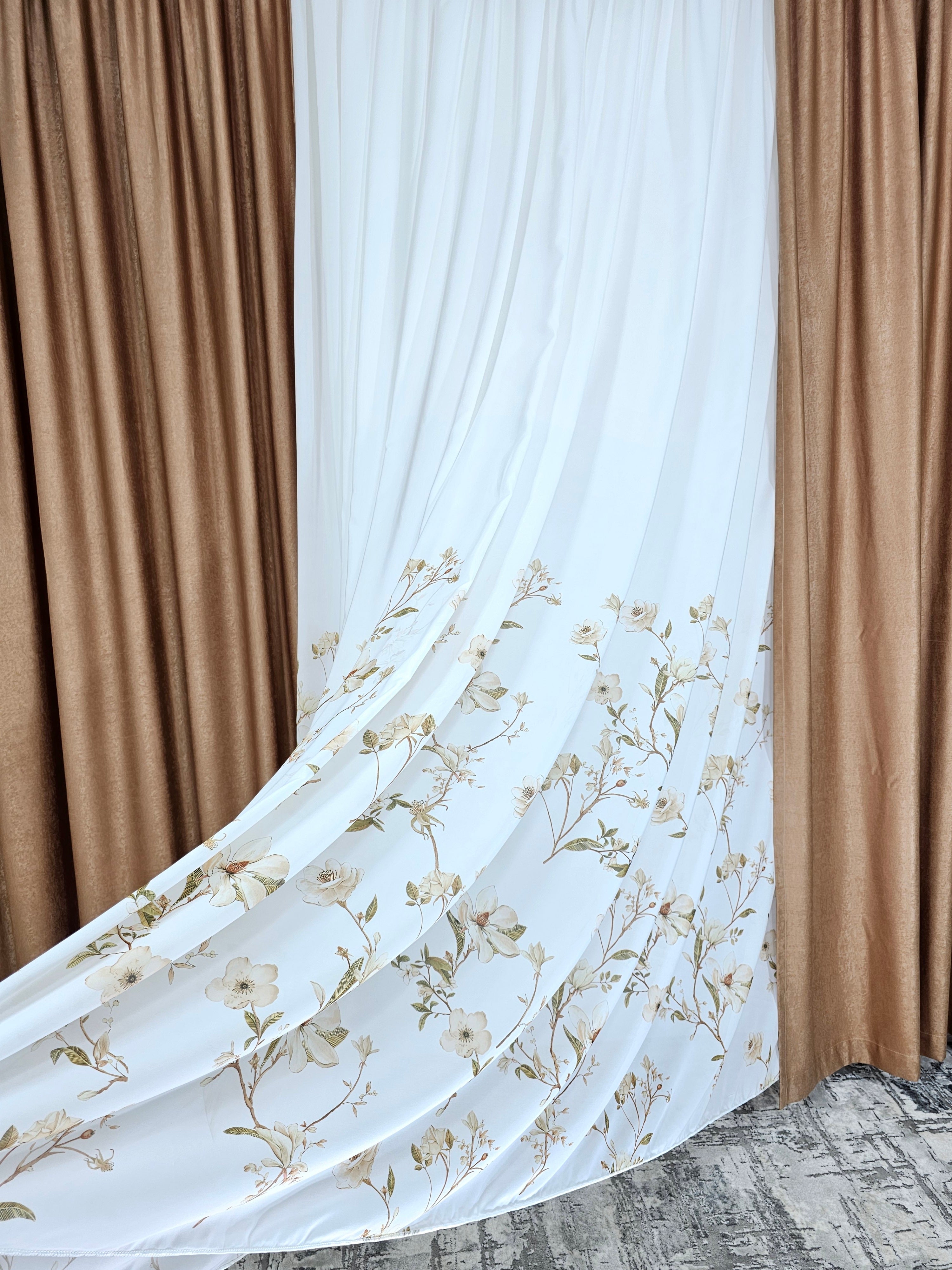 Set Viola: perdea din matase pictata cu flori si draperie soft capucino