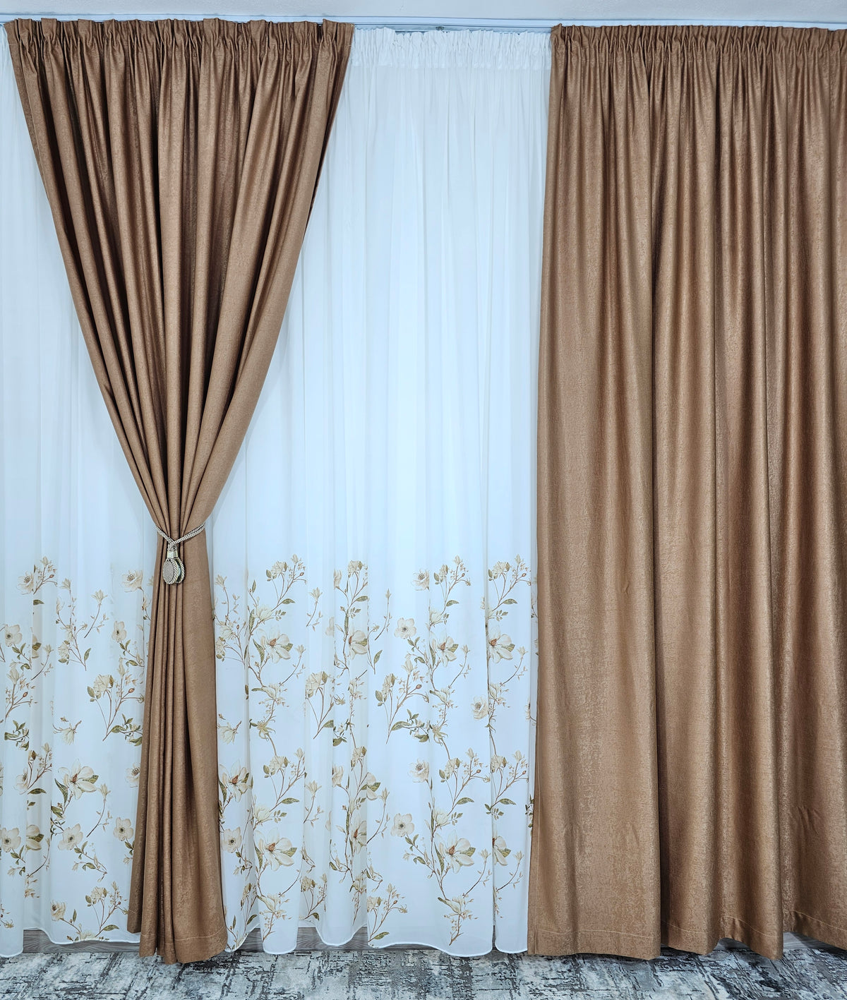 Set Viola: perdea din matase pictata cu flori si draperie soft capucino