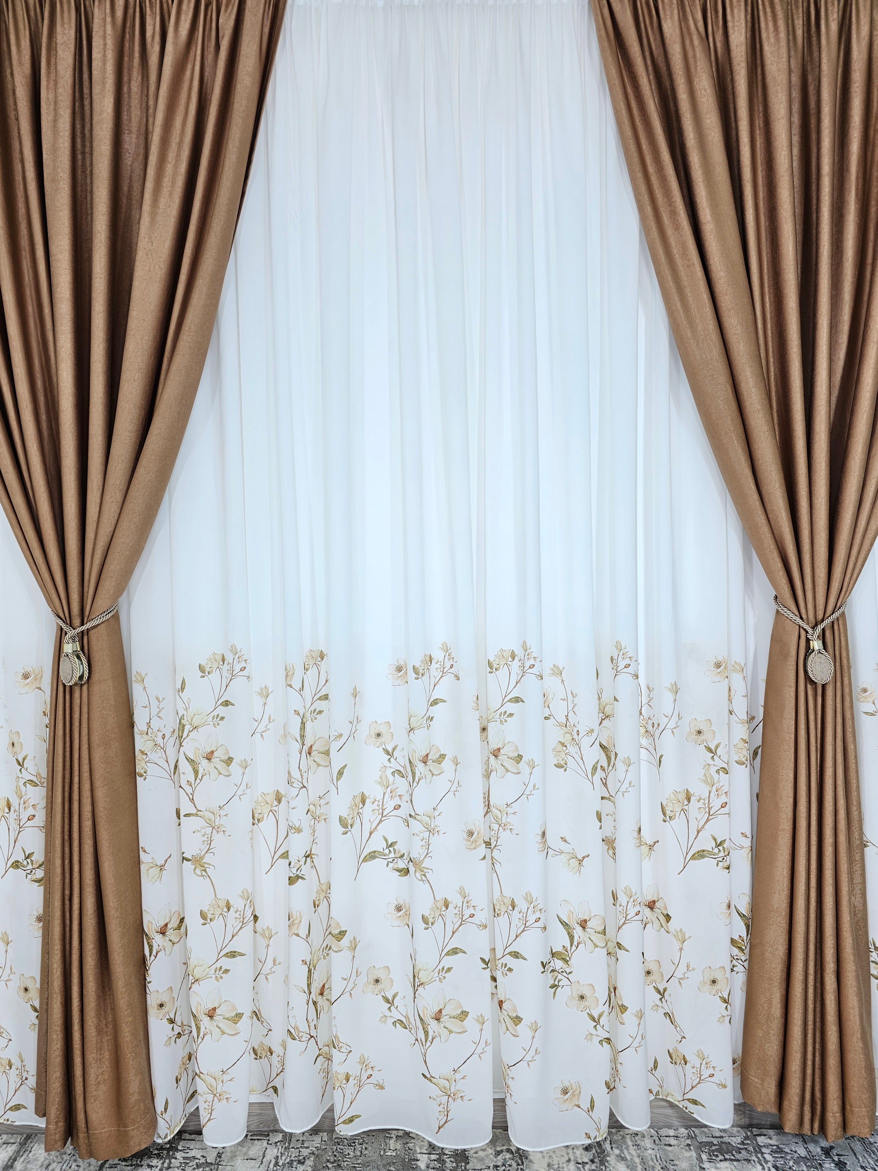 Set Viola: perdea din matase pictata cu flori si draperie soft capucino