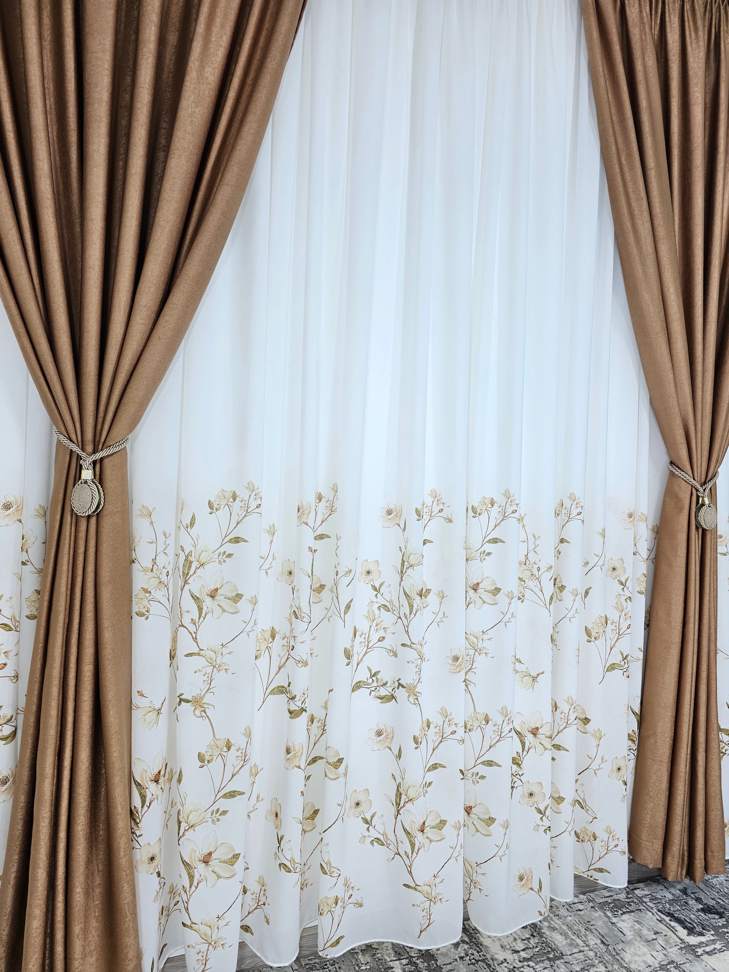 Set Viola: perdea din matase pictata cu flori si draperie soft capucino