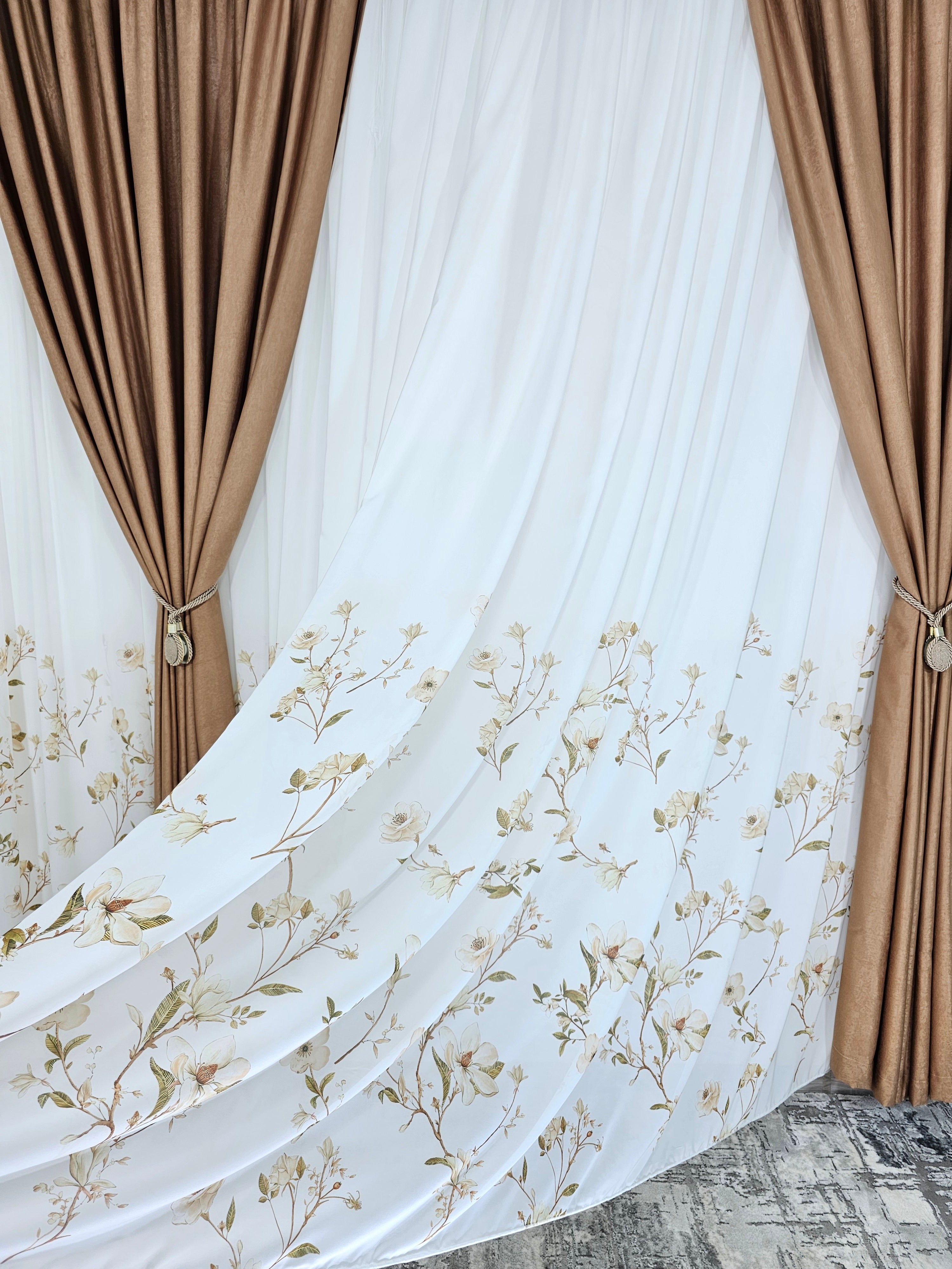 Set Viola: perdea din matase pictata cu flori si draperie soft capucino