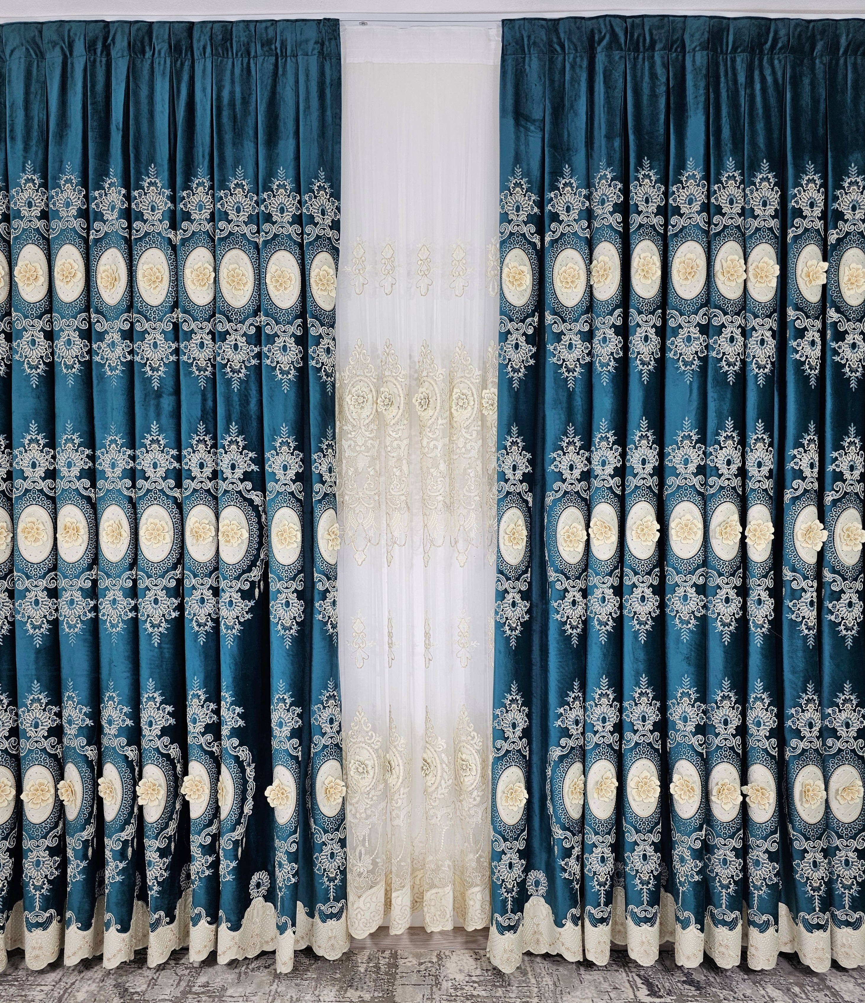 Set Milan:perdea din tul cu broderie 3D și draperie din catifea turcoaz cu broderie 3D