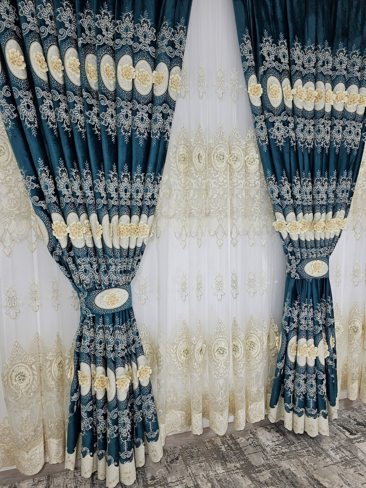 Set Milan:perdea din tul cu broderie 3D și draperie din catifea turcoaz cu broderie 3D