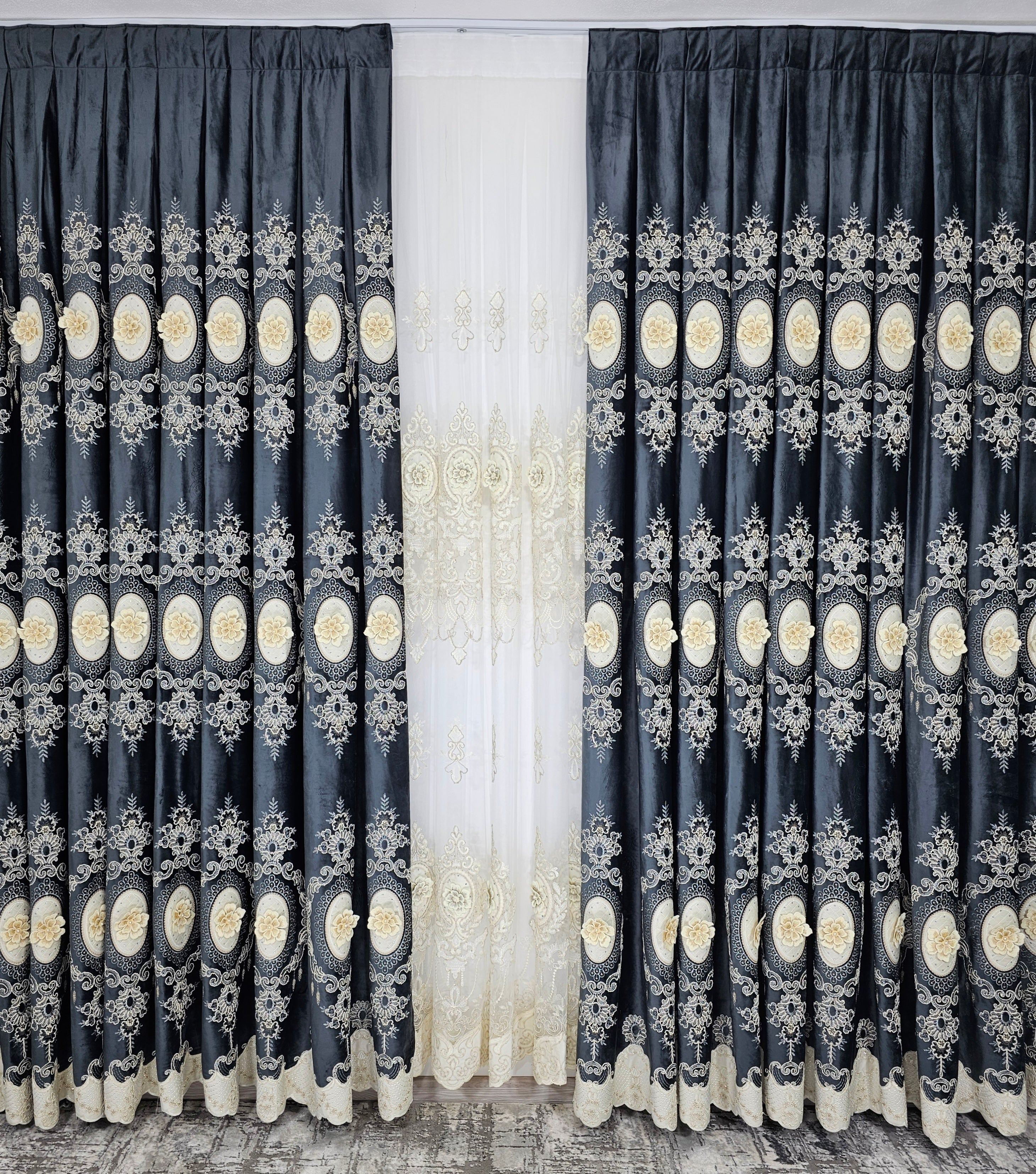 Set Londra: perdea din tul cu broderie 3D și draperie din catifea gri albastrui cu broderie 3D