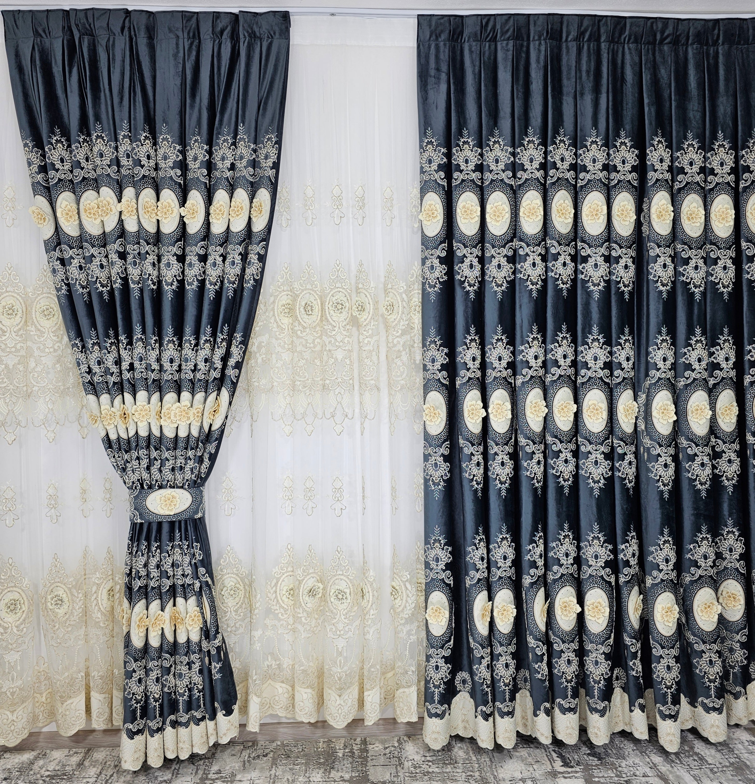 Set Londra: perdea din tul cu broderie 3D și draperie din catifea gri albastrui cu broderie 3D