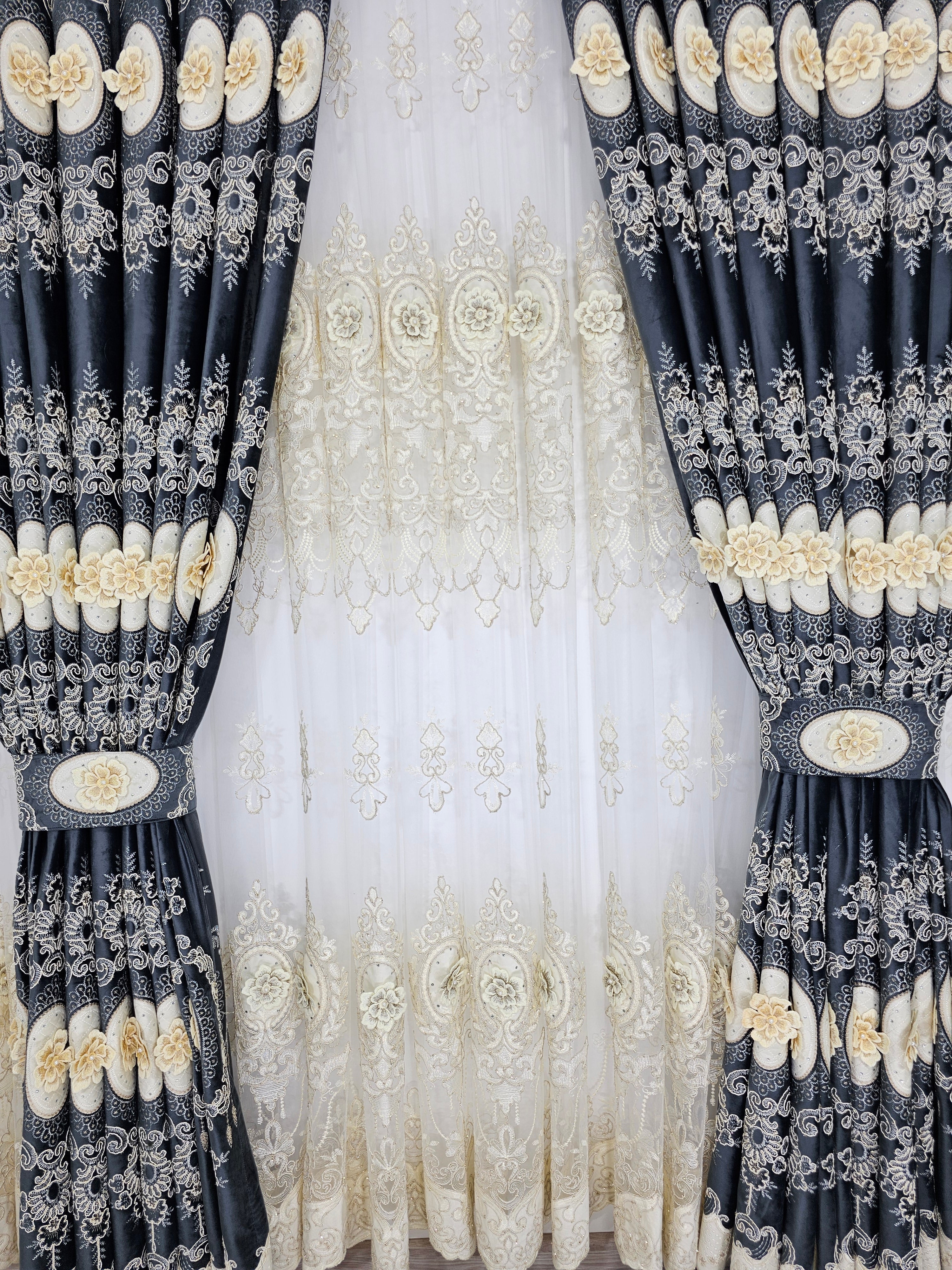 Set Londra: perdea din tul cu broderie 3D și draperie din catifea gri albastrui cu broderie 3D