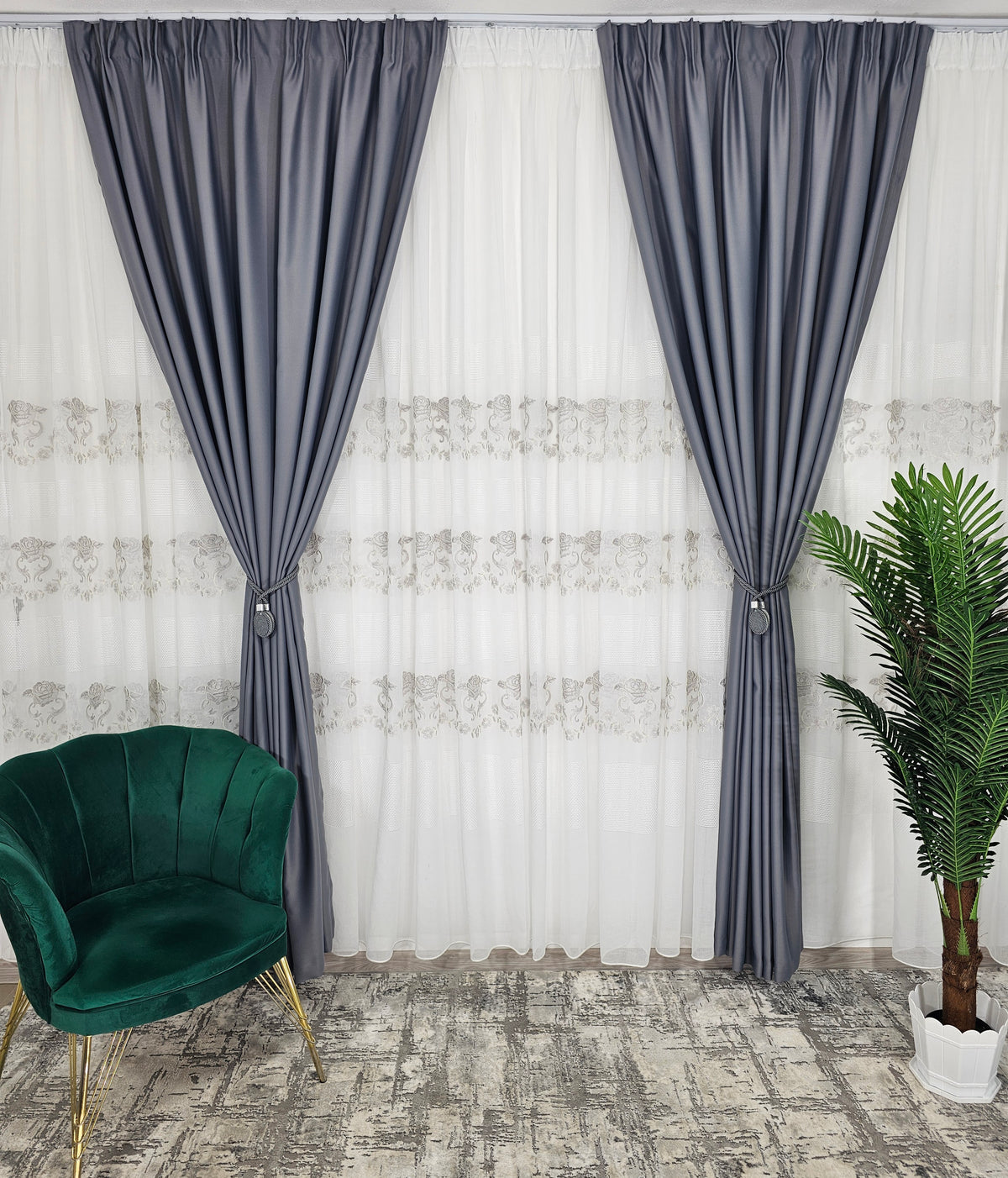 Set Gratiela: perdea albă cu flori gri din material plin ca textura cu broderie sparta si draperie gri mediu 98%