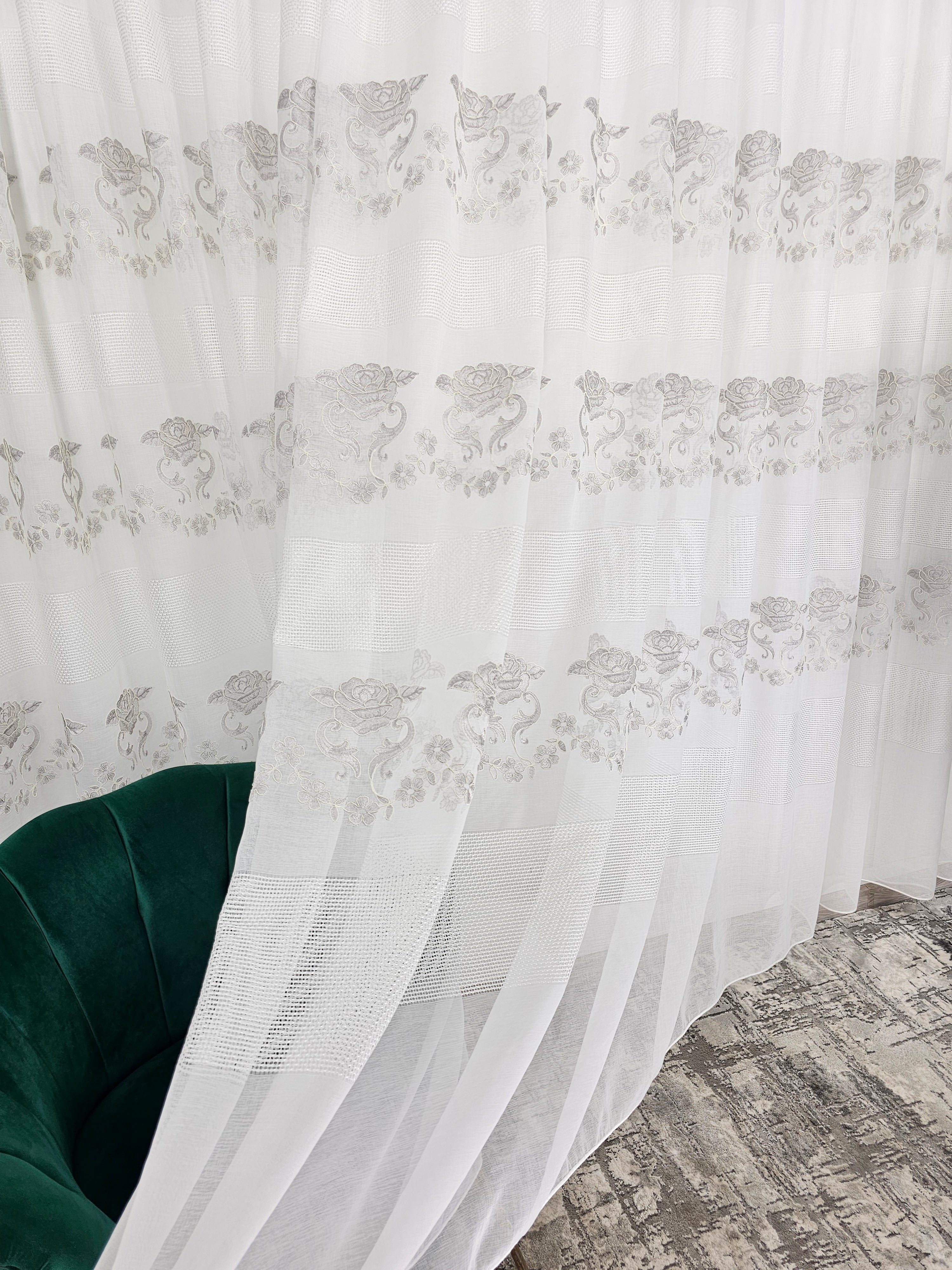 Set perdea albă cu flori gri din material plin ca textura cu broderie sparta si draperie gri mediu 98%, model Gratiela