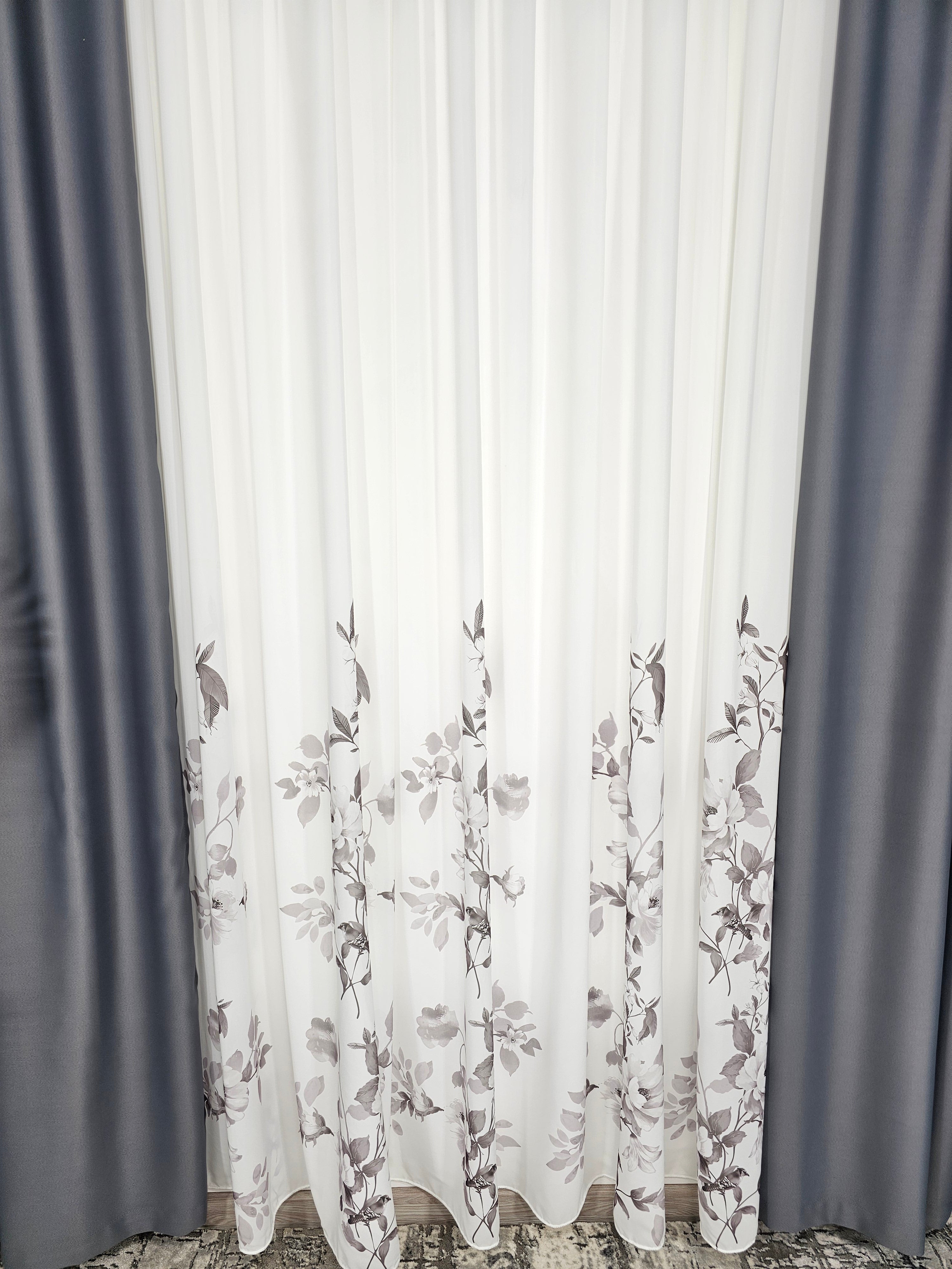 Set Ciprian: perdea din matase alba cu flori gri si draperie gri blackout 98%