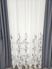 Set Ciprian: perdea din matase alba cu flori gri si draperie gri blackout 98%