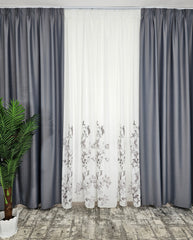 Set Ciprian: perdea din matase alba cu flori gri si draperie gri blackout 98%