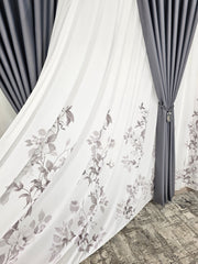 Set Ciprian: perdea din matase alba cu flori gri si draperie gri blackout 98%