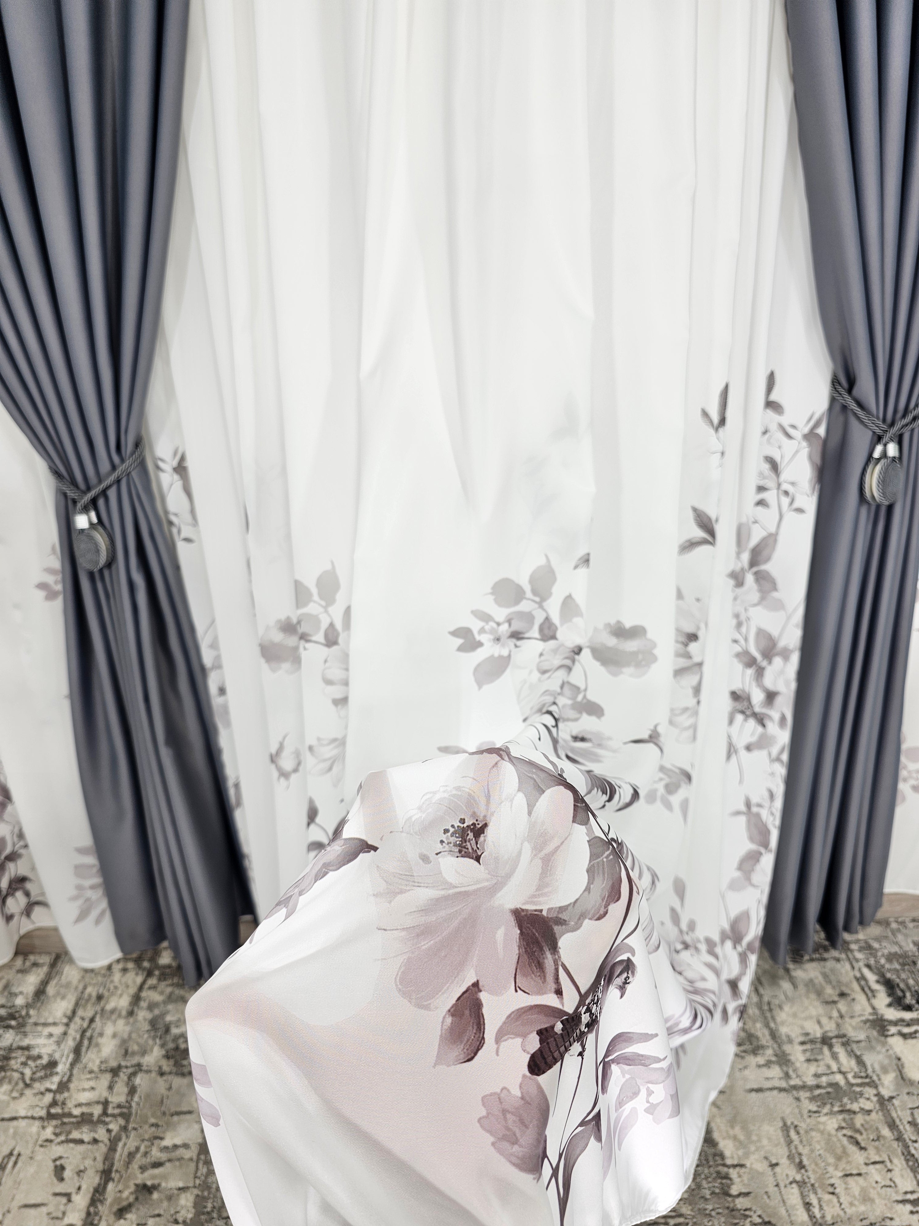Set Ciprian: perdea din matase alba cu flori gri si draperie gri blackout 98%