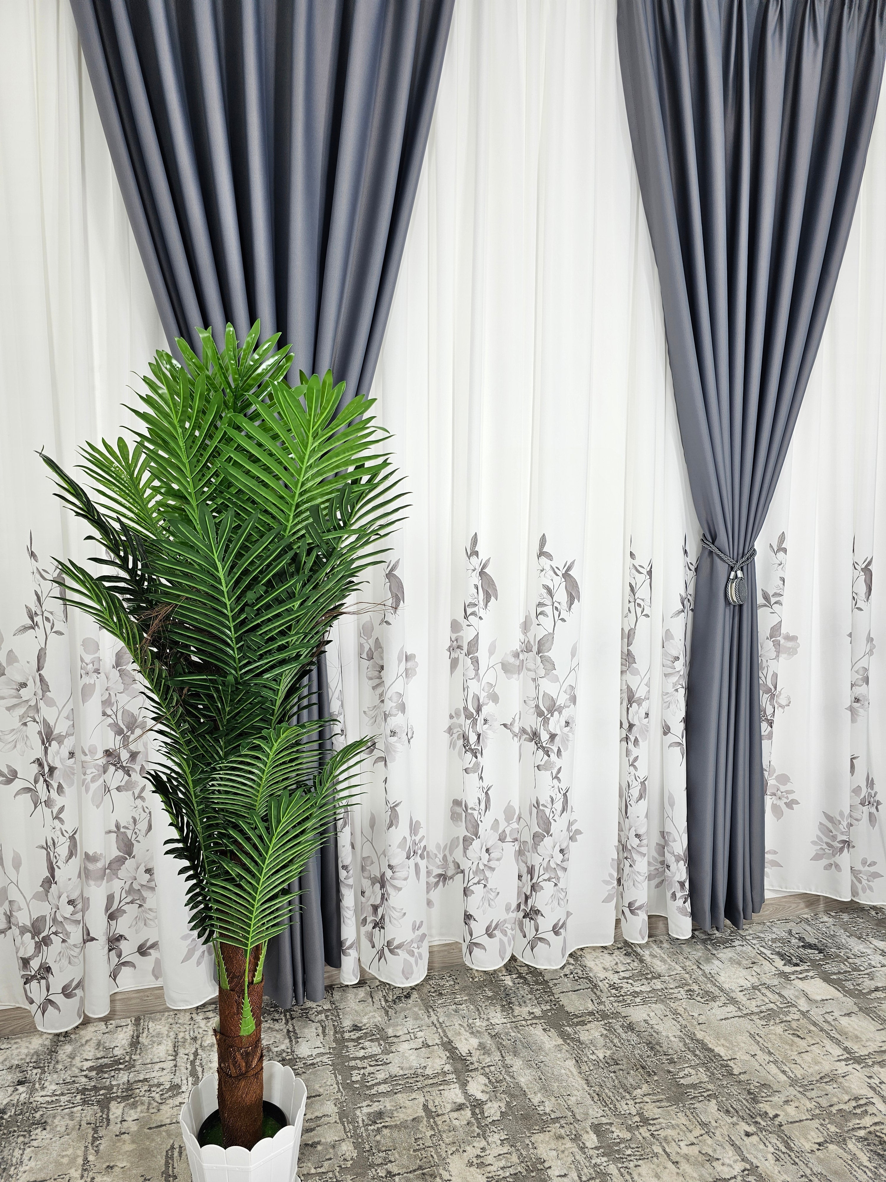 Set Ciprian: perdea din matase alba cu flori gri si draperie gri blackout 98%
