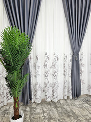 Set Ciprian: perdea din matase alba cu flori gri si draperie gri blackout 98%
