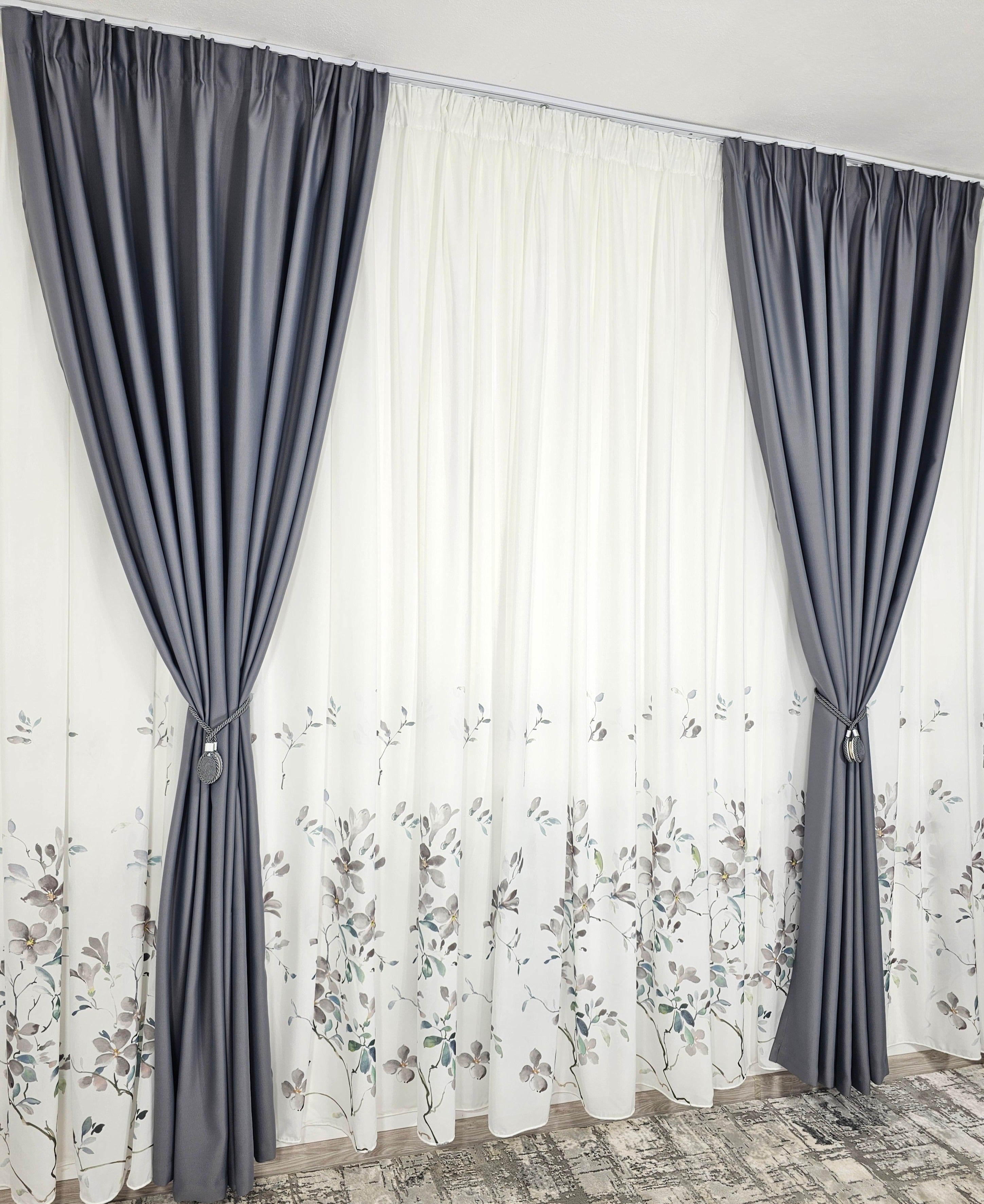 Set Tereza: perdea din matase alba cu flori gri si draperie 98% blackout gri