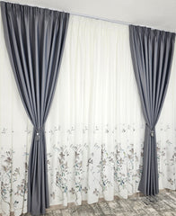 Set Tereza: perdea din matase alba cu flori gri si draperie 98% blackout gri