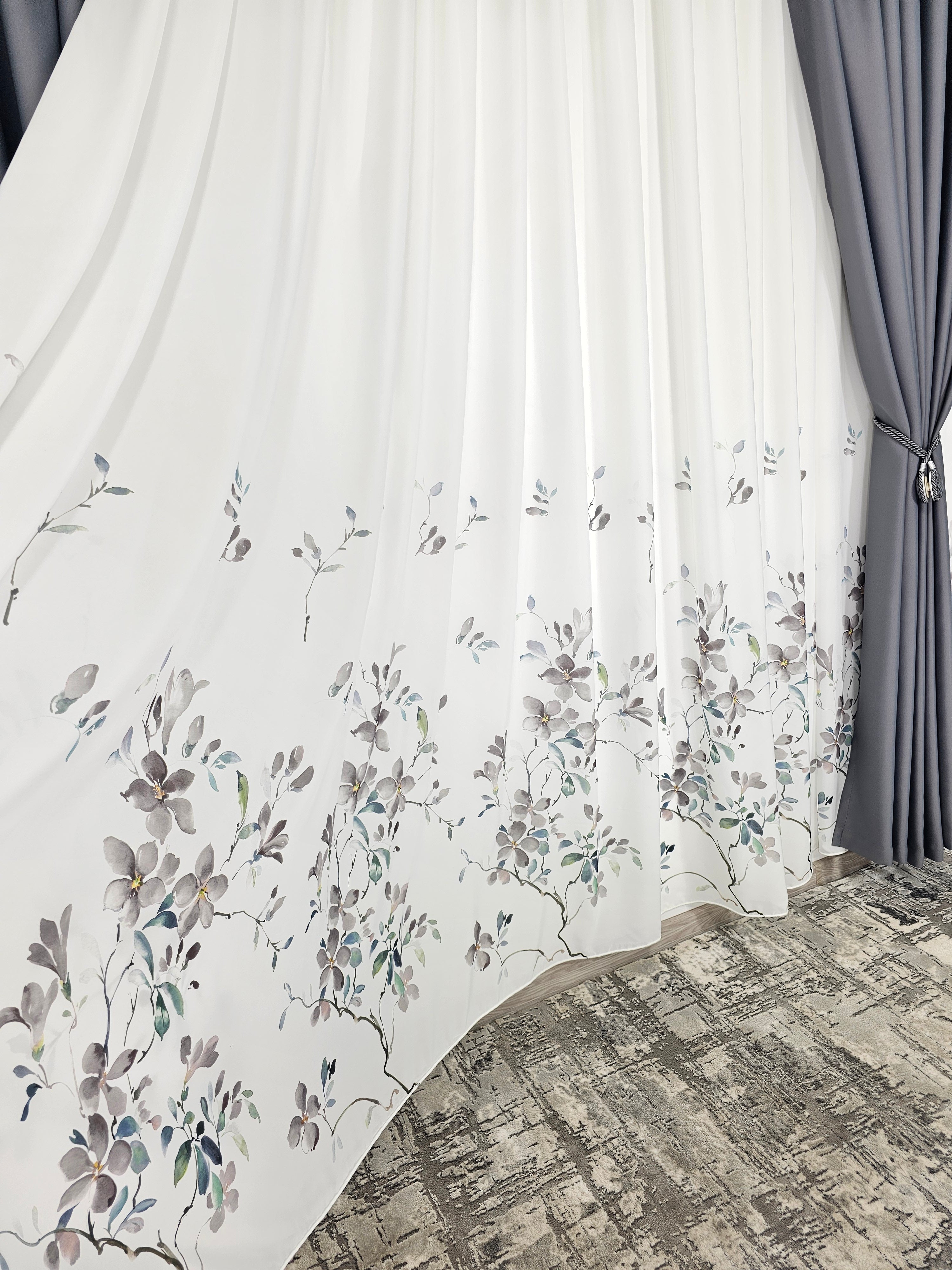 Set Tereza: perdea din matase alba cu flori gri si draperie 98% blackout gri
