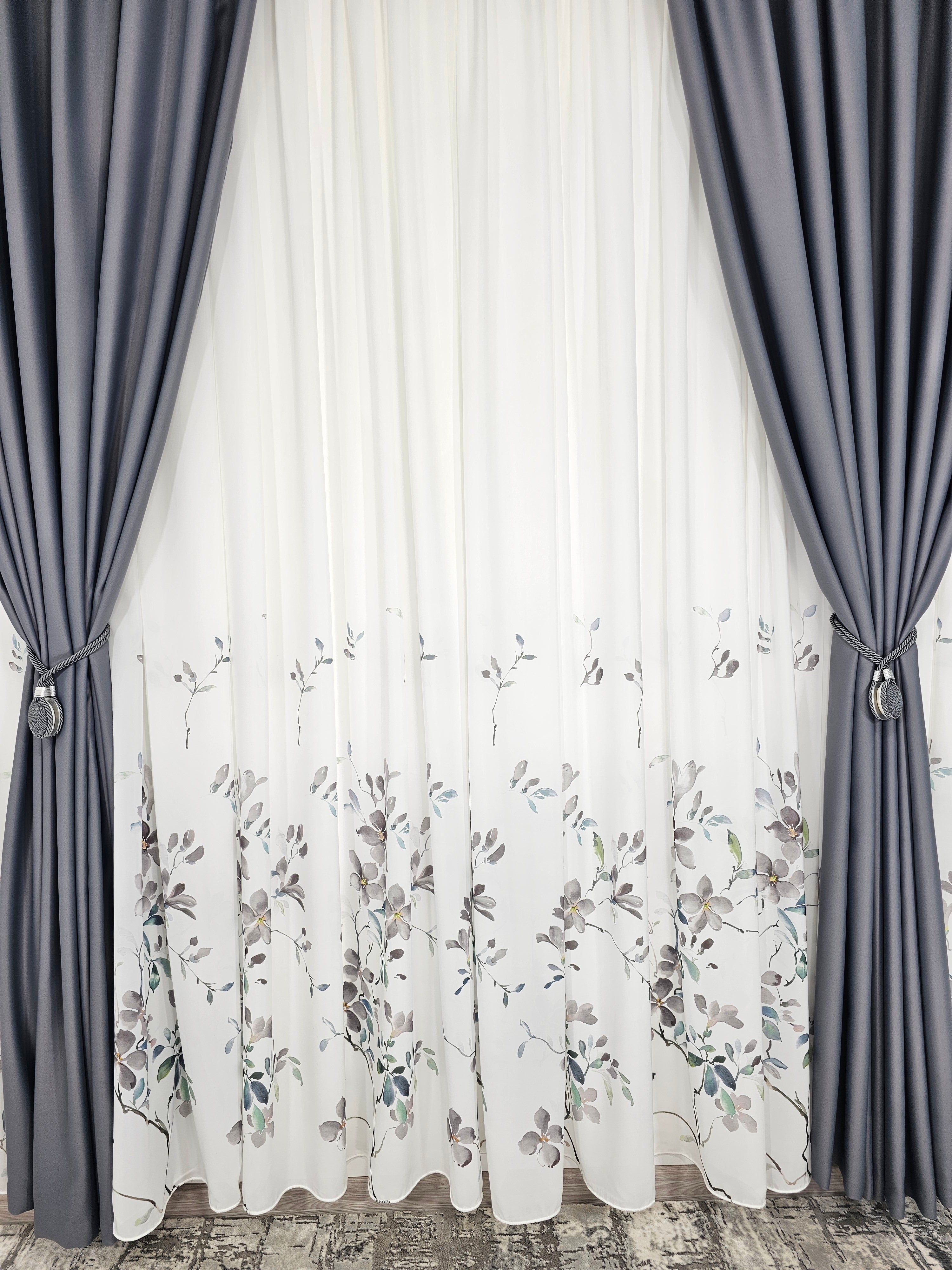 Set Tereza: perdea din matase alba cu flori gri si draperie 98% blackout gri