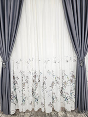 Set Tereza: perdea din matase alba cu flori gri si draperie 98% blackout gri