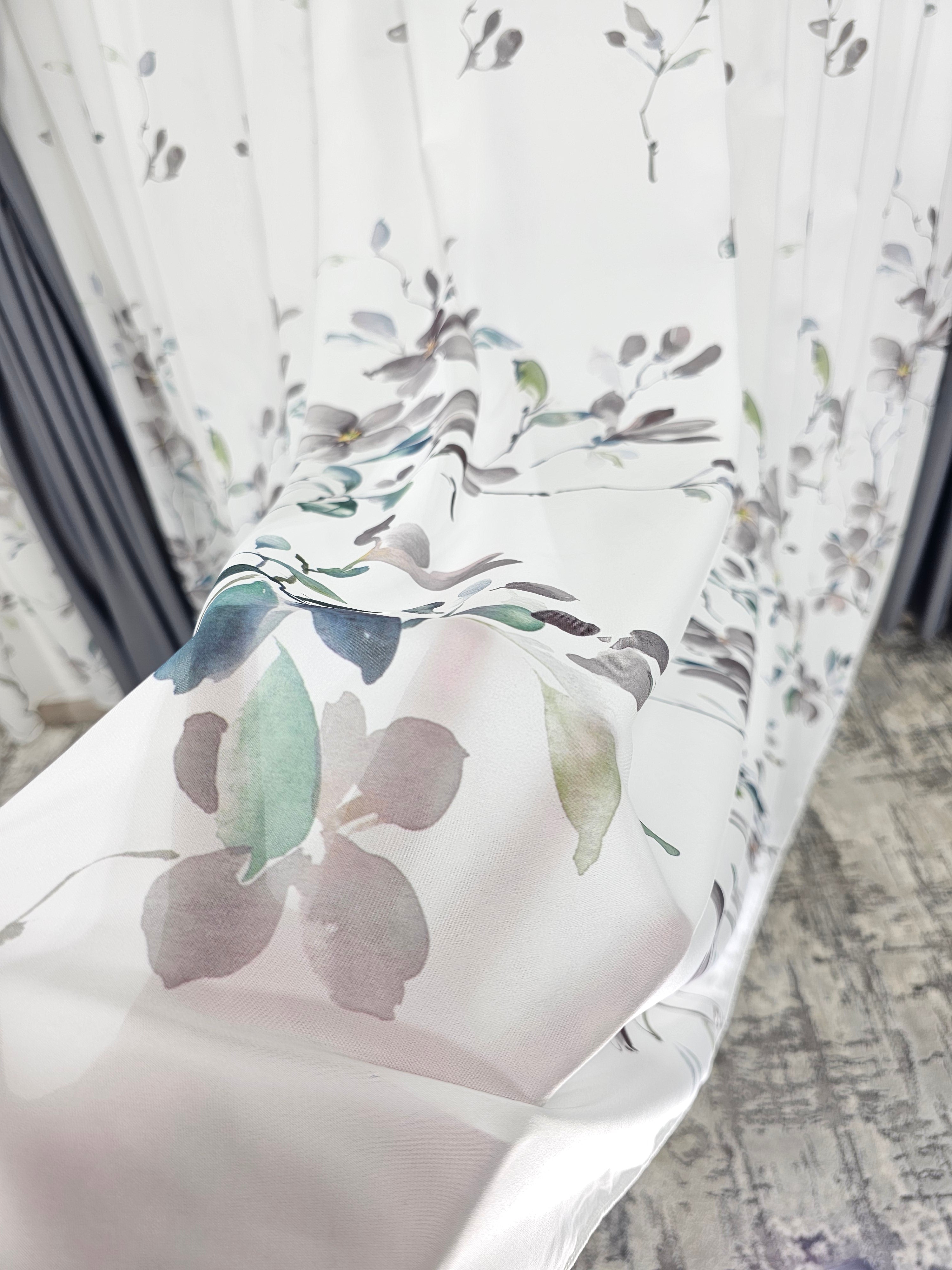 Set Tereza: perdea din matase alba cu flori gri si draperie 98% blackout gri