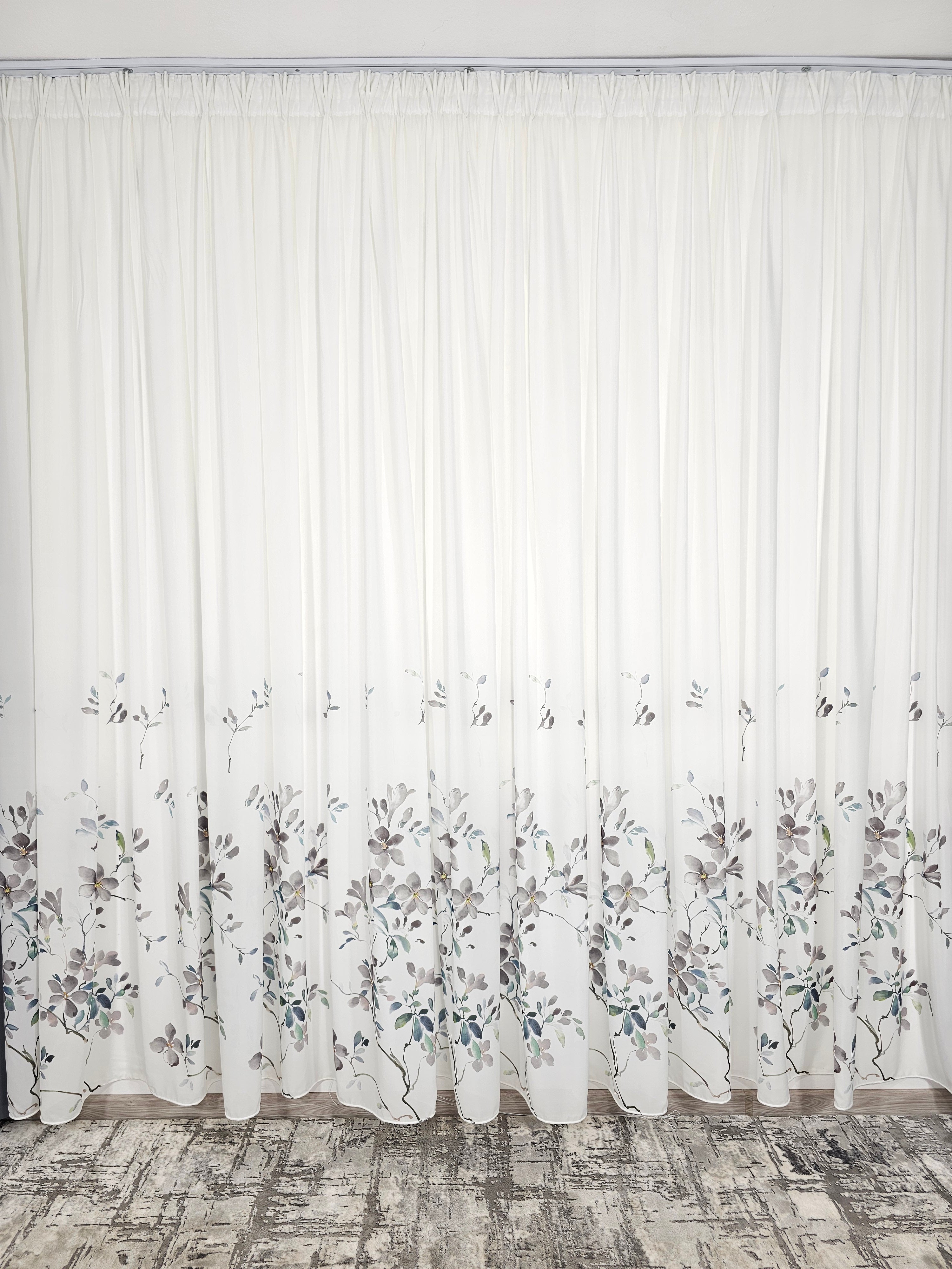 Set Tereza: perdea din matase alba cu flori gri si draperie 98% blackout gri