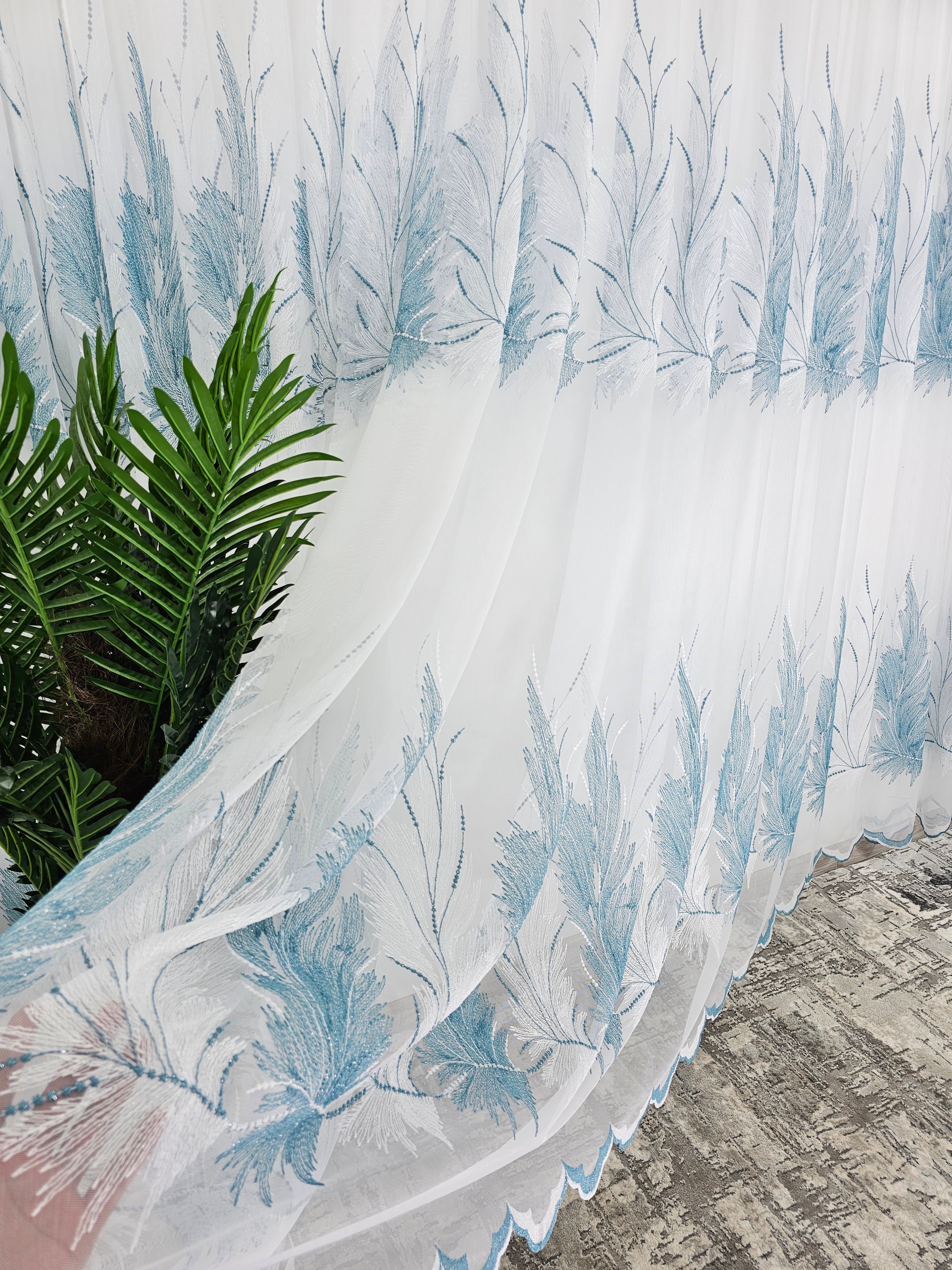 Set Kamala: Perdea alba cu doua borduri turcoaz si draperie turcoaz blackout 98%